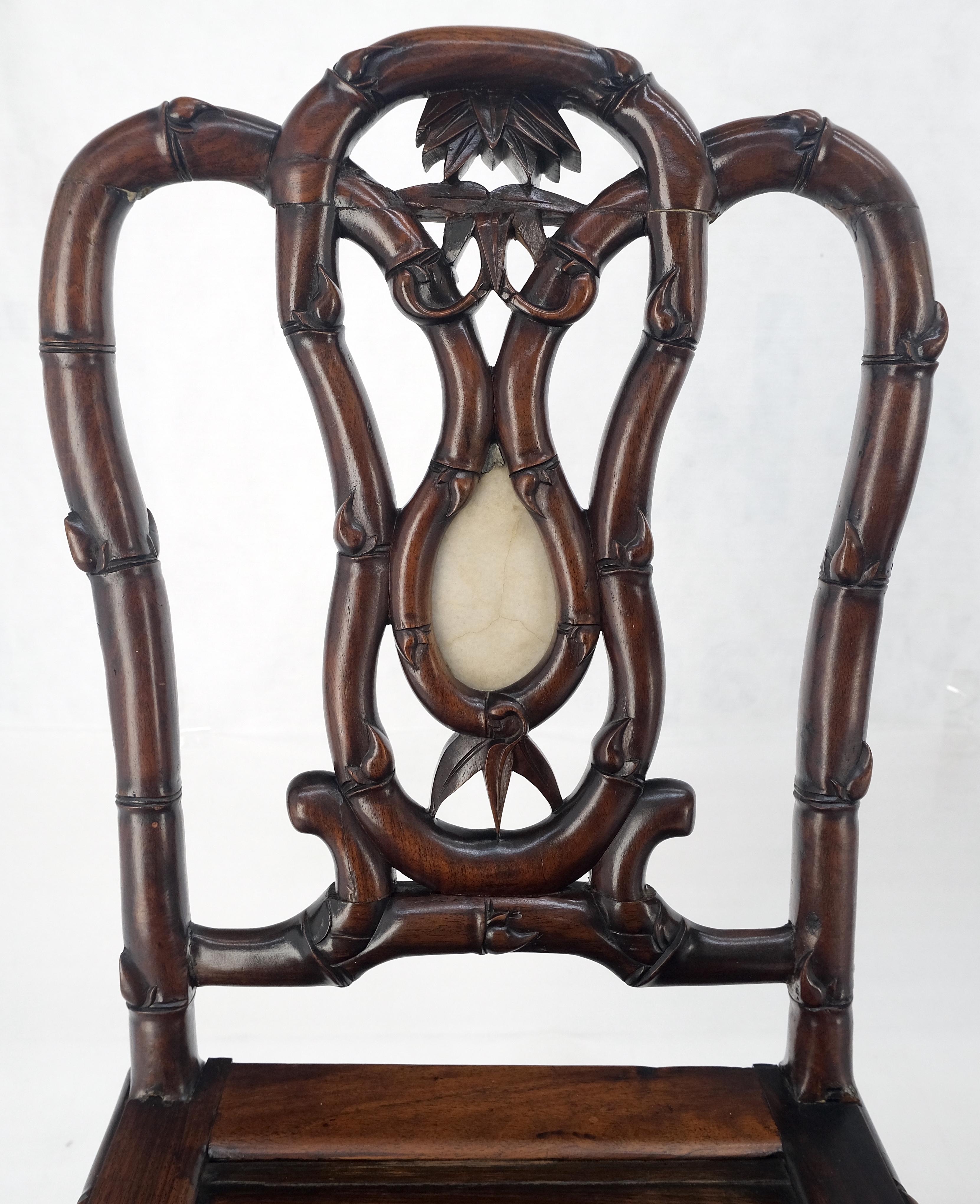Très belle table de lampe en palissandre massif sculpté, ensemble de deux chaises en faux bambou MINT ! en vente 2