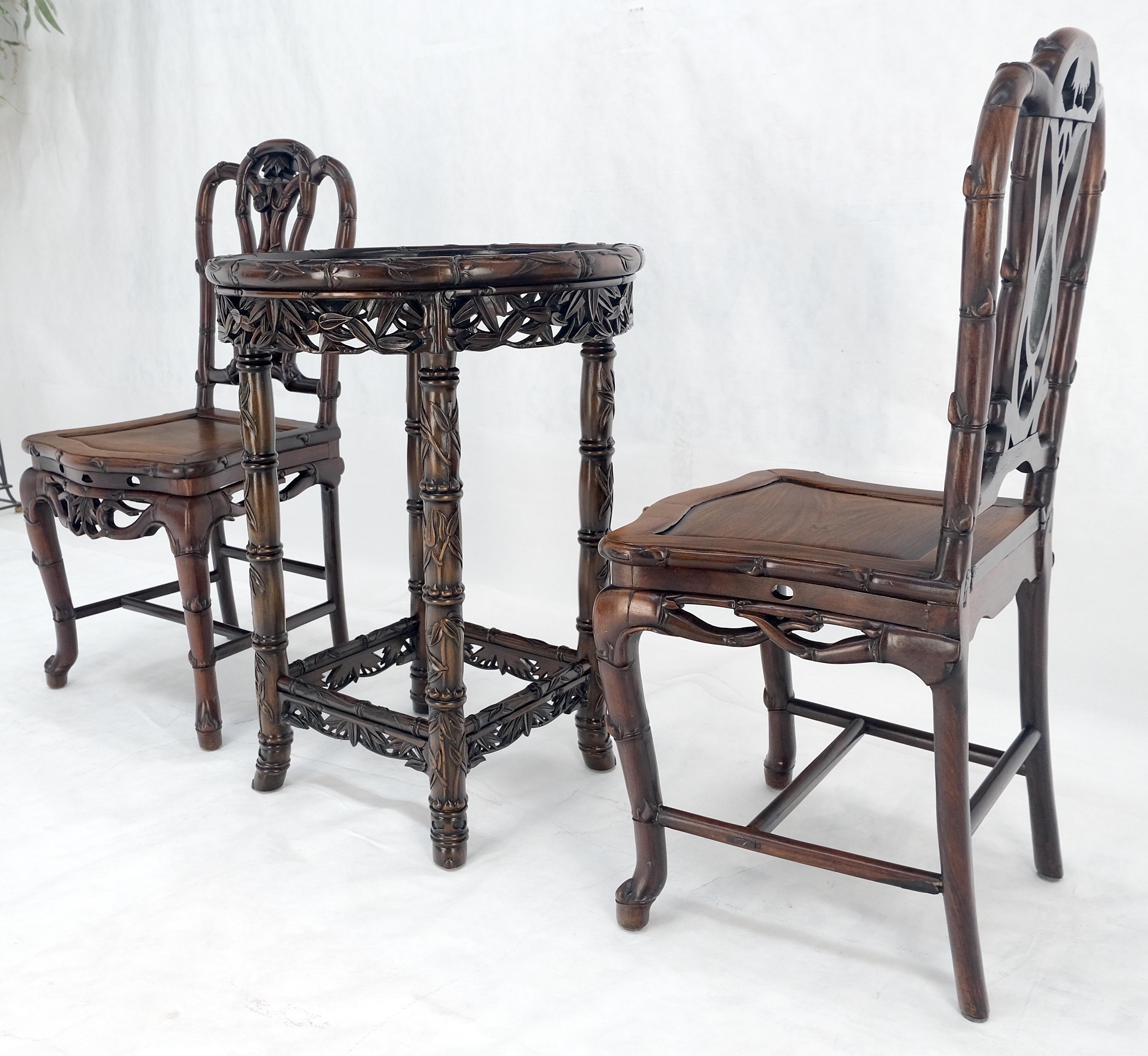 Très belle table de lampe en palissandre massif sculpté, ensemble de deux chaises en faux bambou MINT ! en vente 4