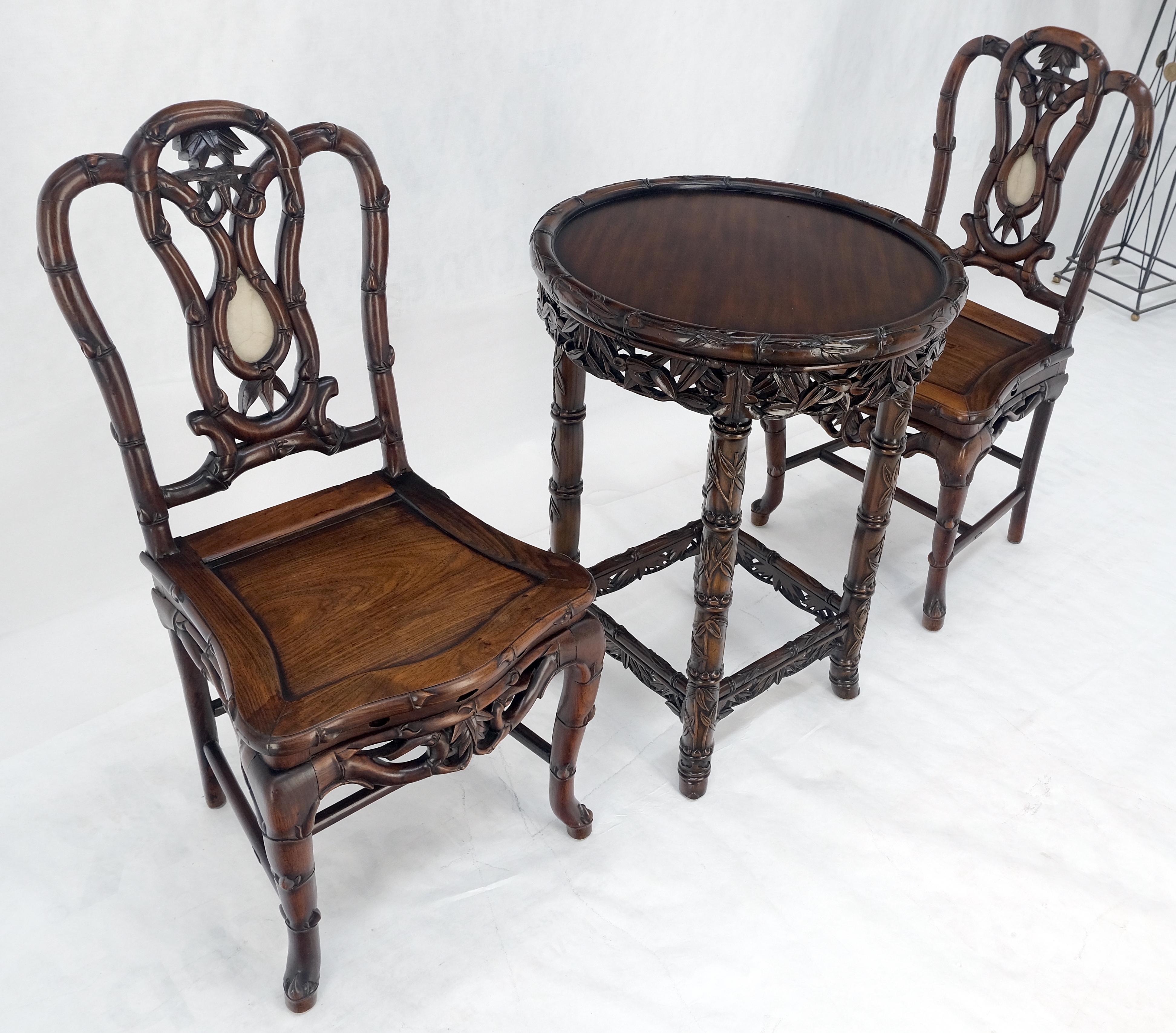Très belle table de lampe en palissandre massif sculpté, ensemble de deux chaises en faux bambou MINT ! en vente 6