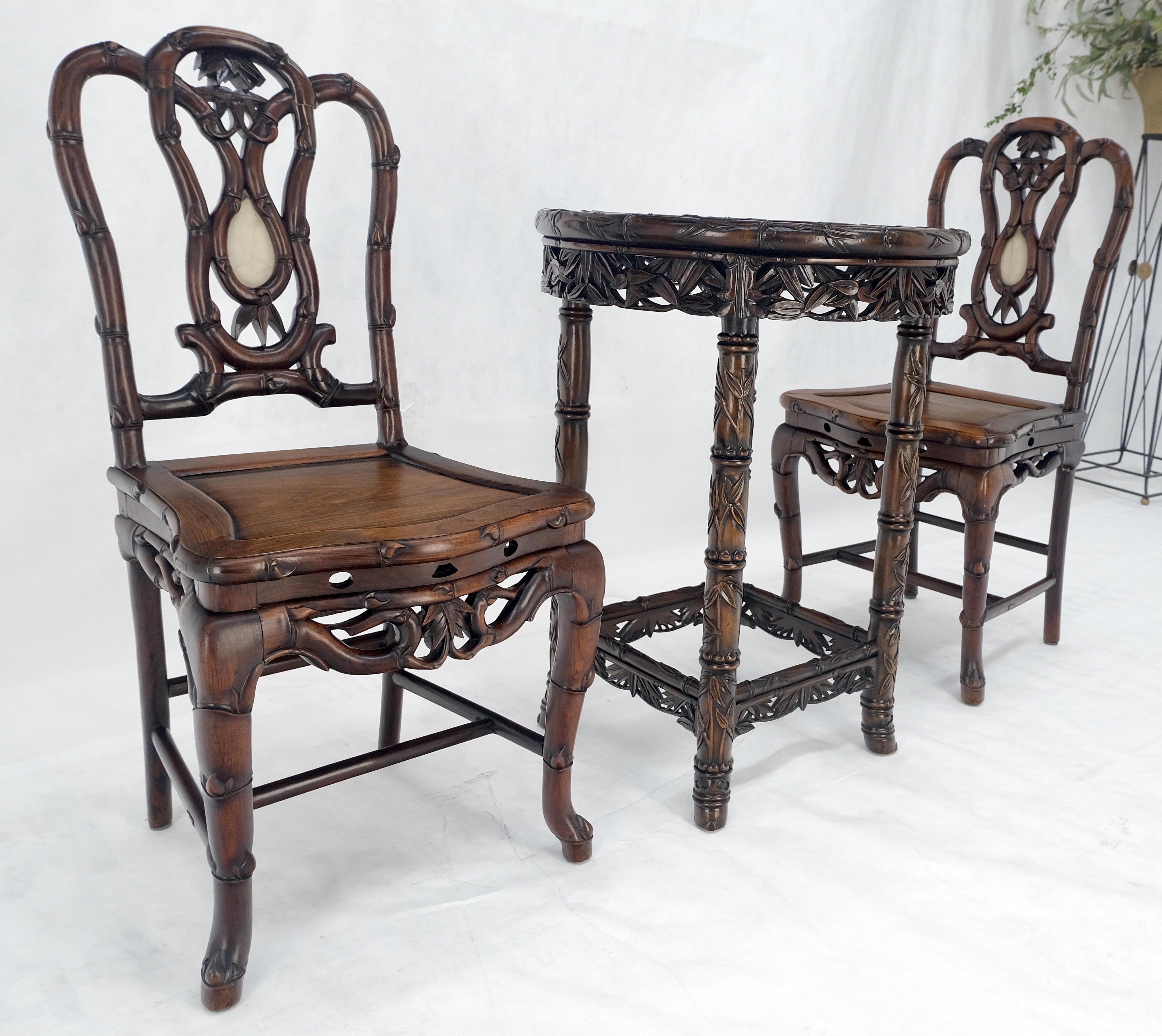 Très belle table de lampe en palissandre massif sculpté, ensemble de deux chaises en faux bambou MINT ! en vente 7