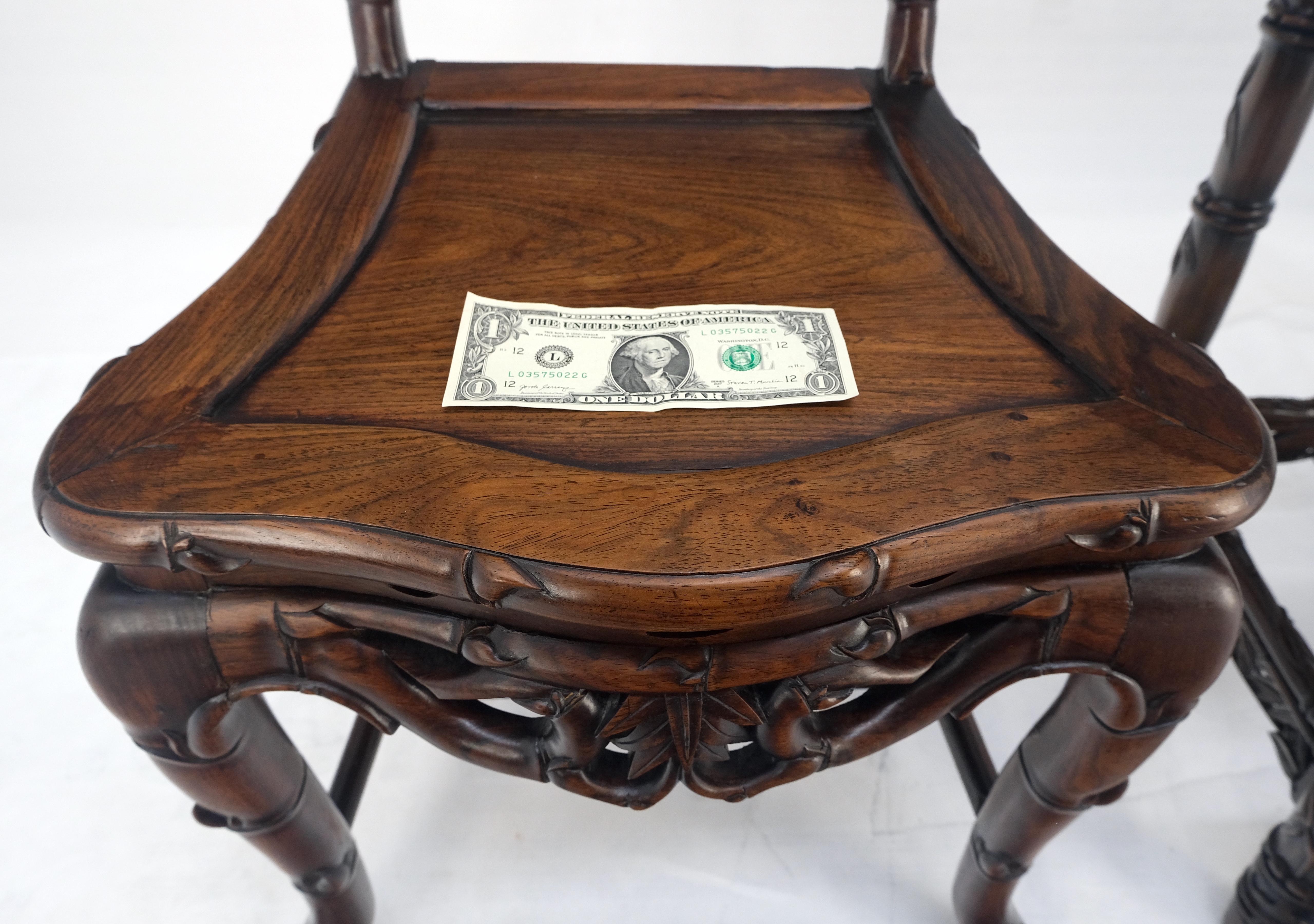 Très belle table de lampe en palissandre massif sculpté, ensemble de deux chaises en faux bambou MINT ! en vente 11