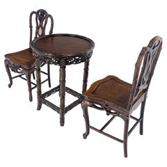 Feiner geschnitzter Lampentisch aus massivem Rosenholz und Kunstbambus mit zwei Stühlen, Set MINT!