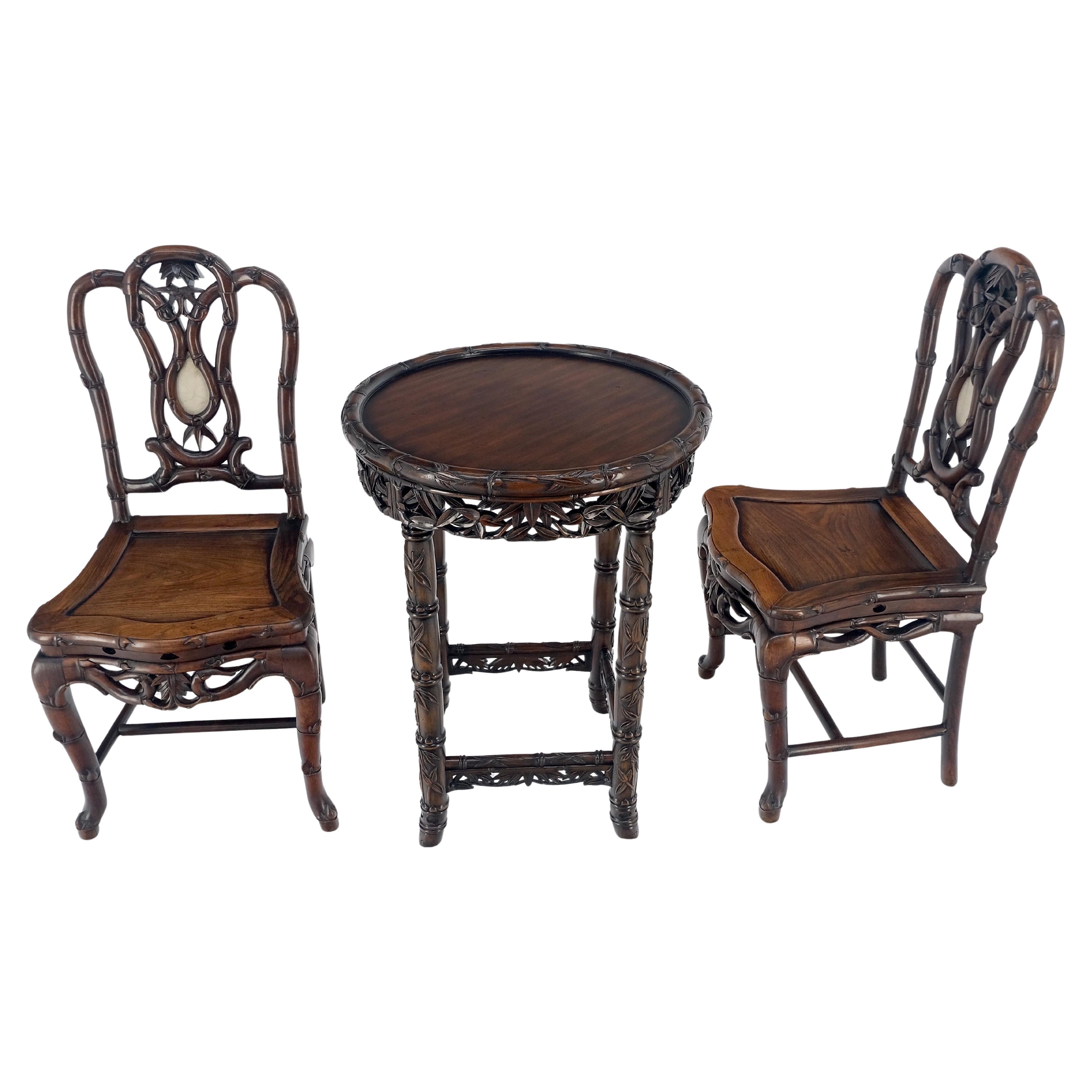 Inconnu Très belle table de lampe en palissandre massif sculpté, ensemble de deux chaises en faux bambou MINT ! en vente