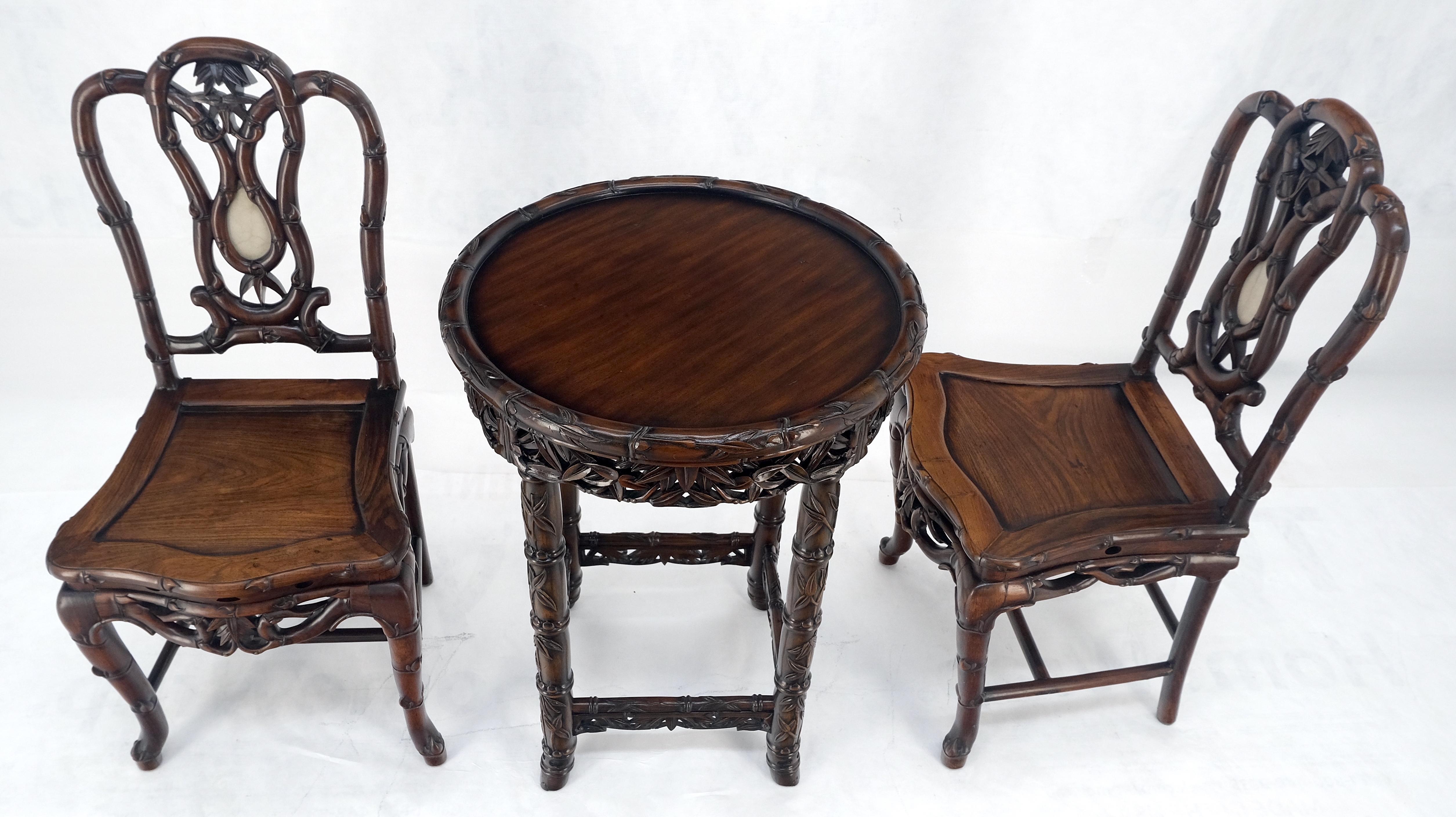 Très belle table de lampe en palissandre massif sculpté, ensemble de deux chaises en faux bambou MINT ! Bon état - En vente à Rockaway, NJ