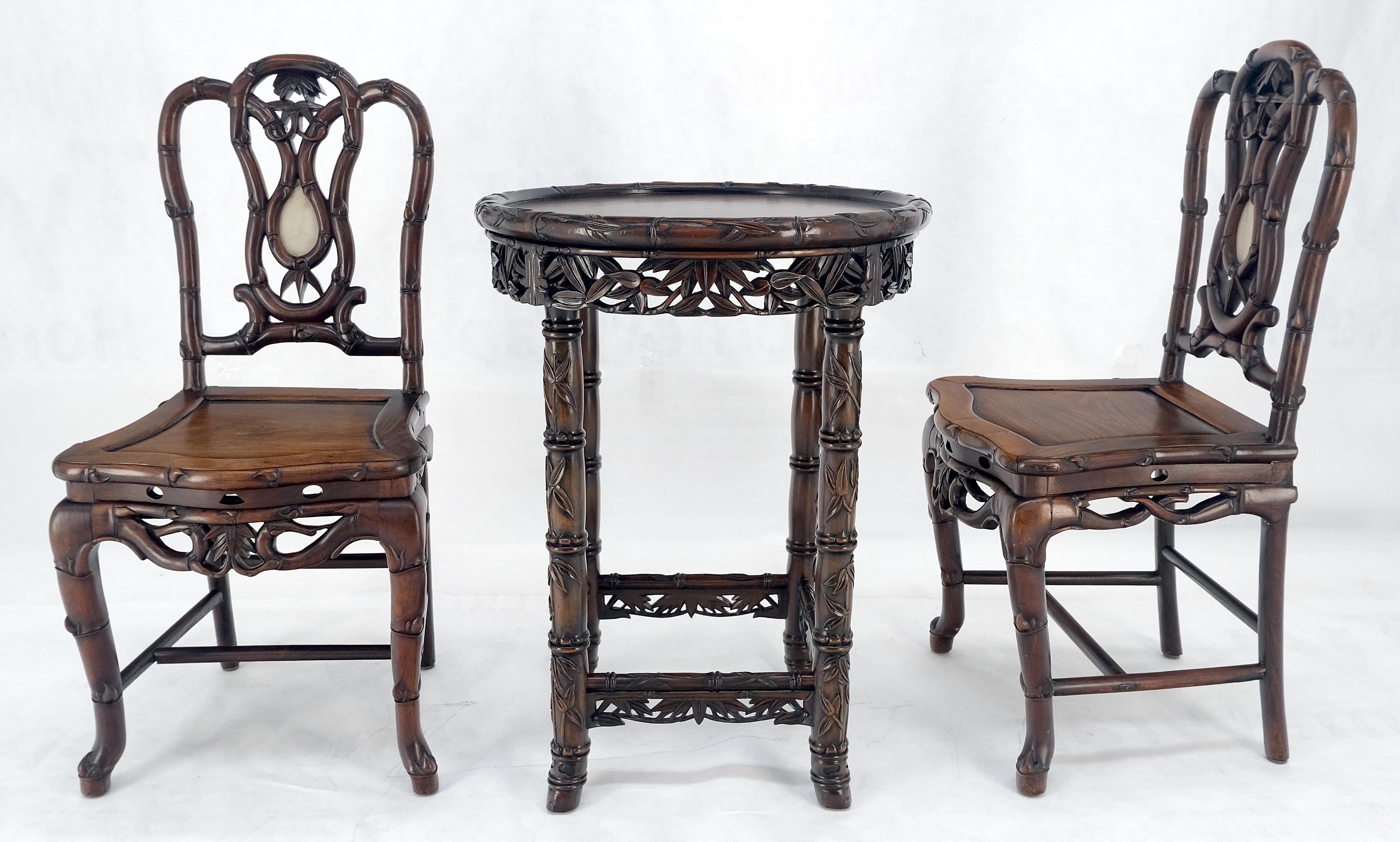 20ième siècle Très belle table de lampe en palissandre massif sculpté, ensemble de deux chaises en faux bambou MINT ! en vente