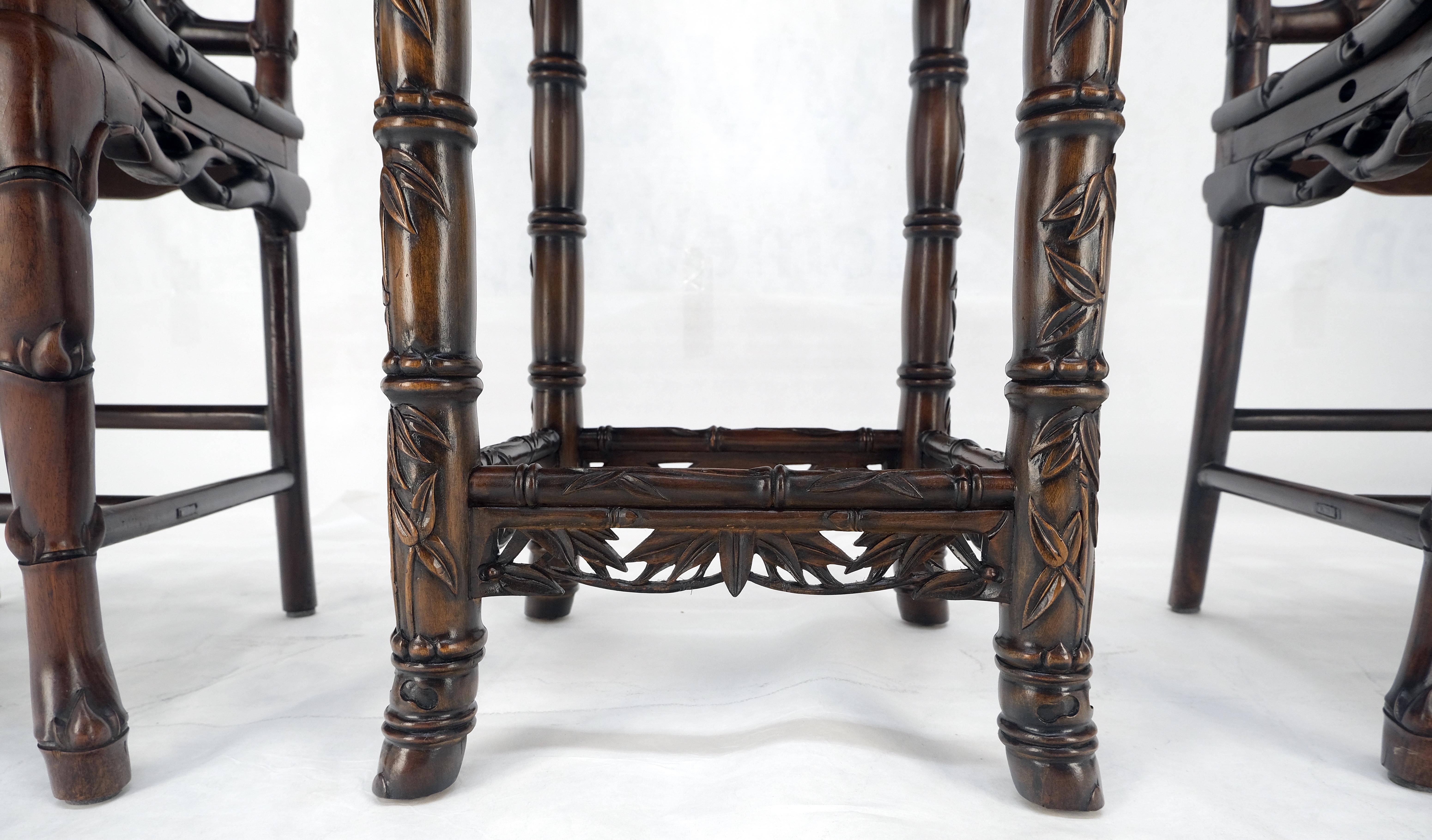 Bois de rose Très belle table de lampe en palissandre massif sculpté, ensemble de deux chaises en faux bambou MINT ! en vente