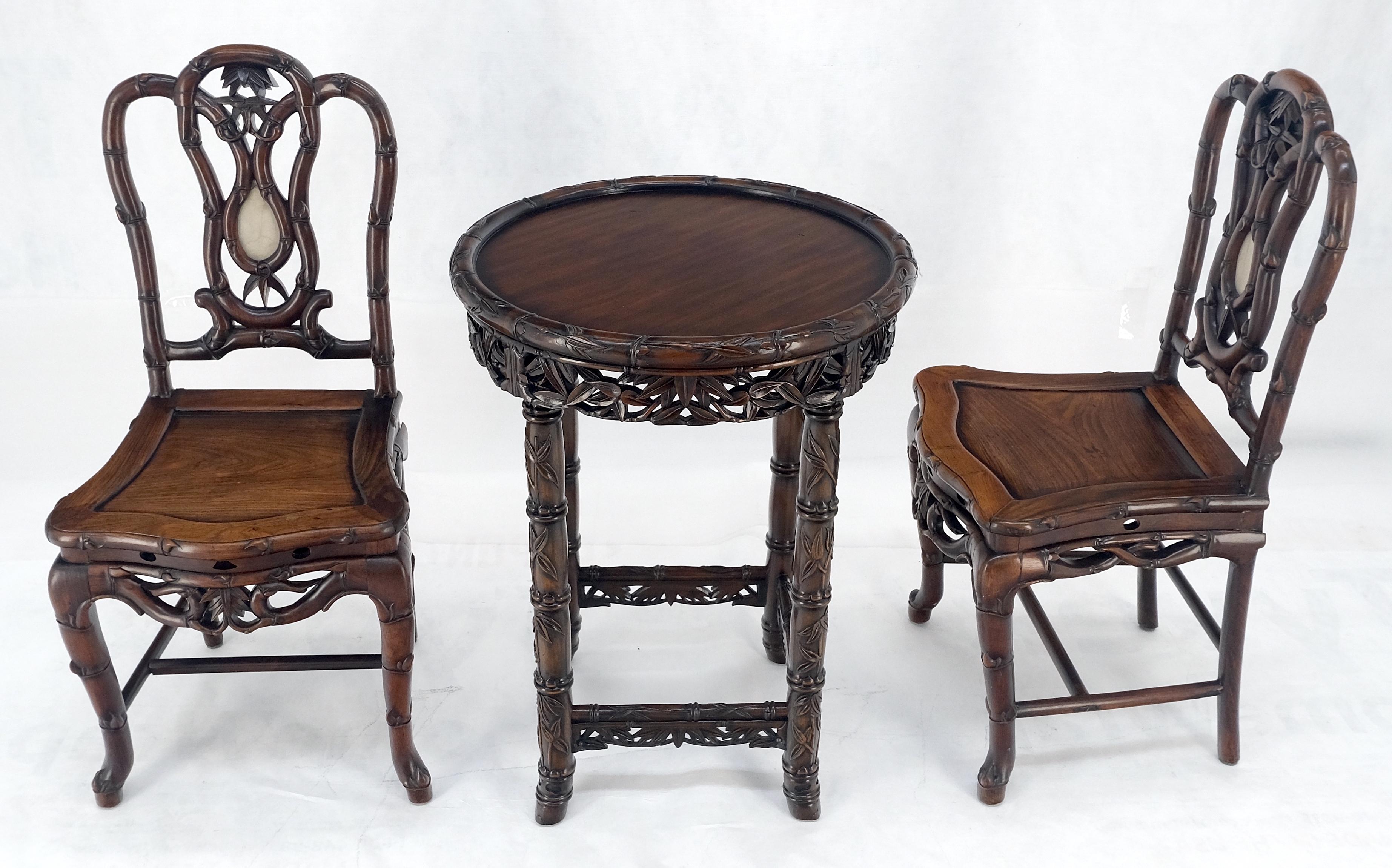 Très belle table de lampe en palissandre massif sculpté, ensemble de deux chaises en faux bambou MINT ! en vente 1