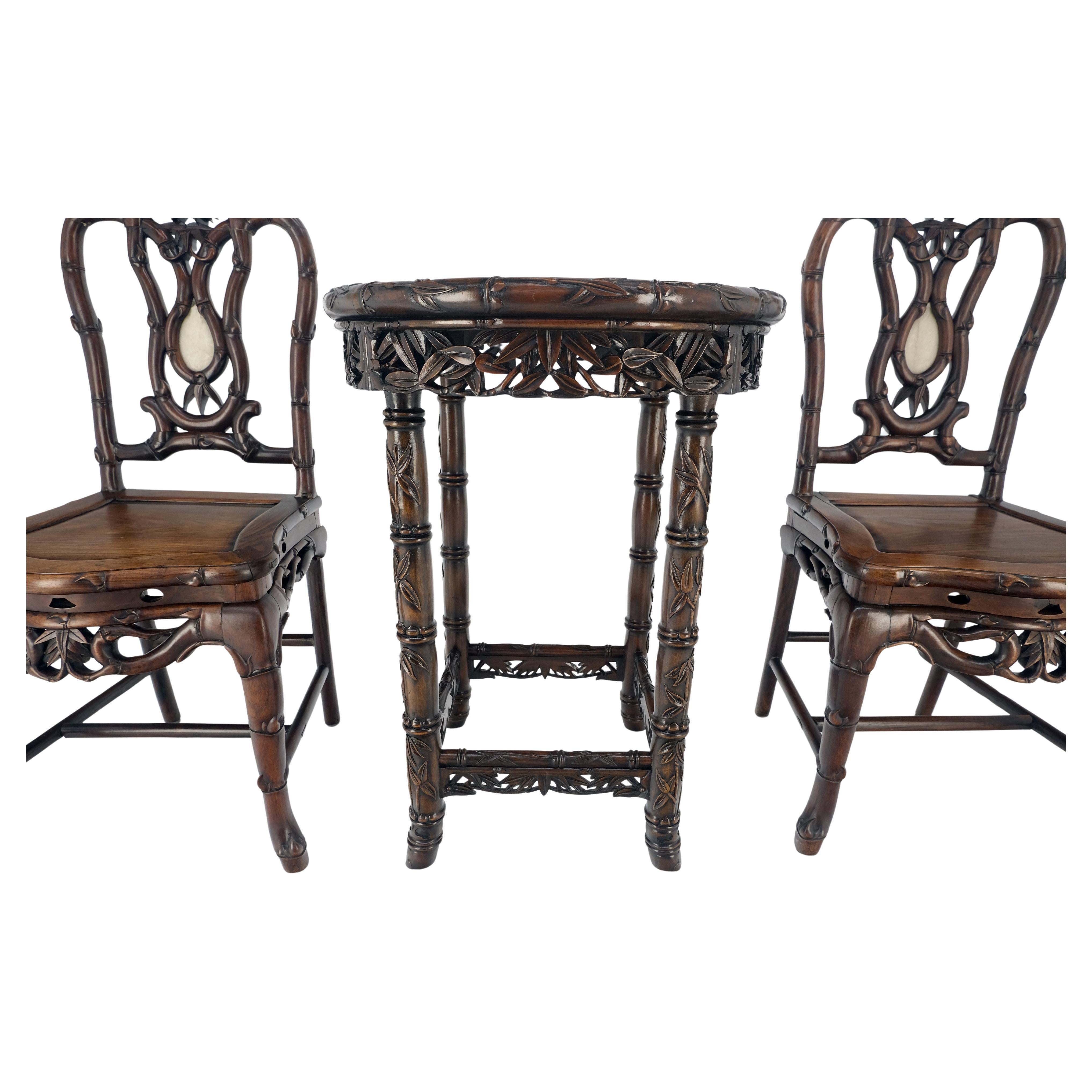 Très belle table de lampe en palissandre massif sculpté, ensemble de deux chaises en faux bambou MINT ! en vente