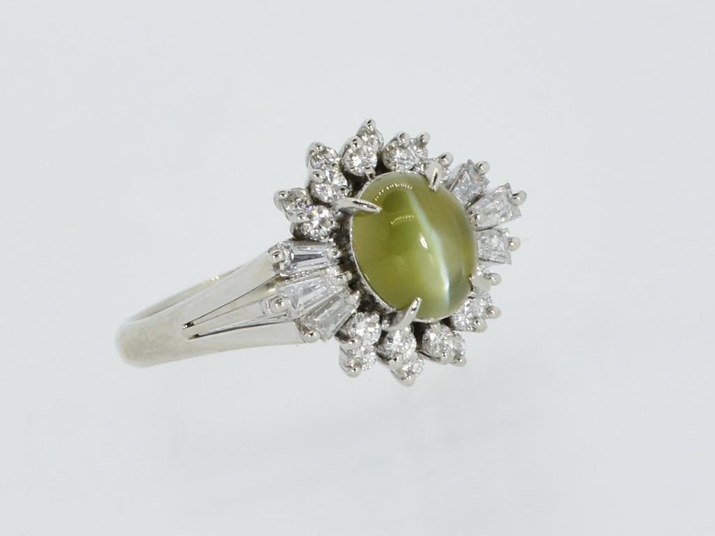Women's or Men's Very Fine Intense color Cat's Eye Chrysoberyl & White Diamond Platinum Ring. For Sale