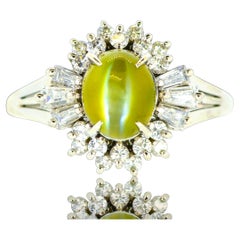 Anillo de platino con crisoberilo ojo de gato de color intenso muy fino y diamante blanco.