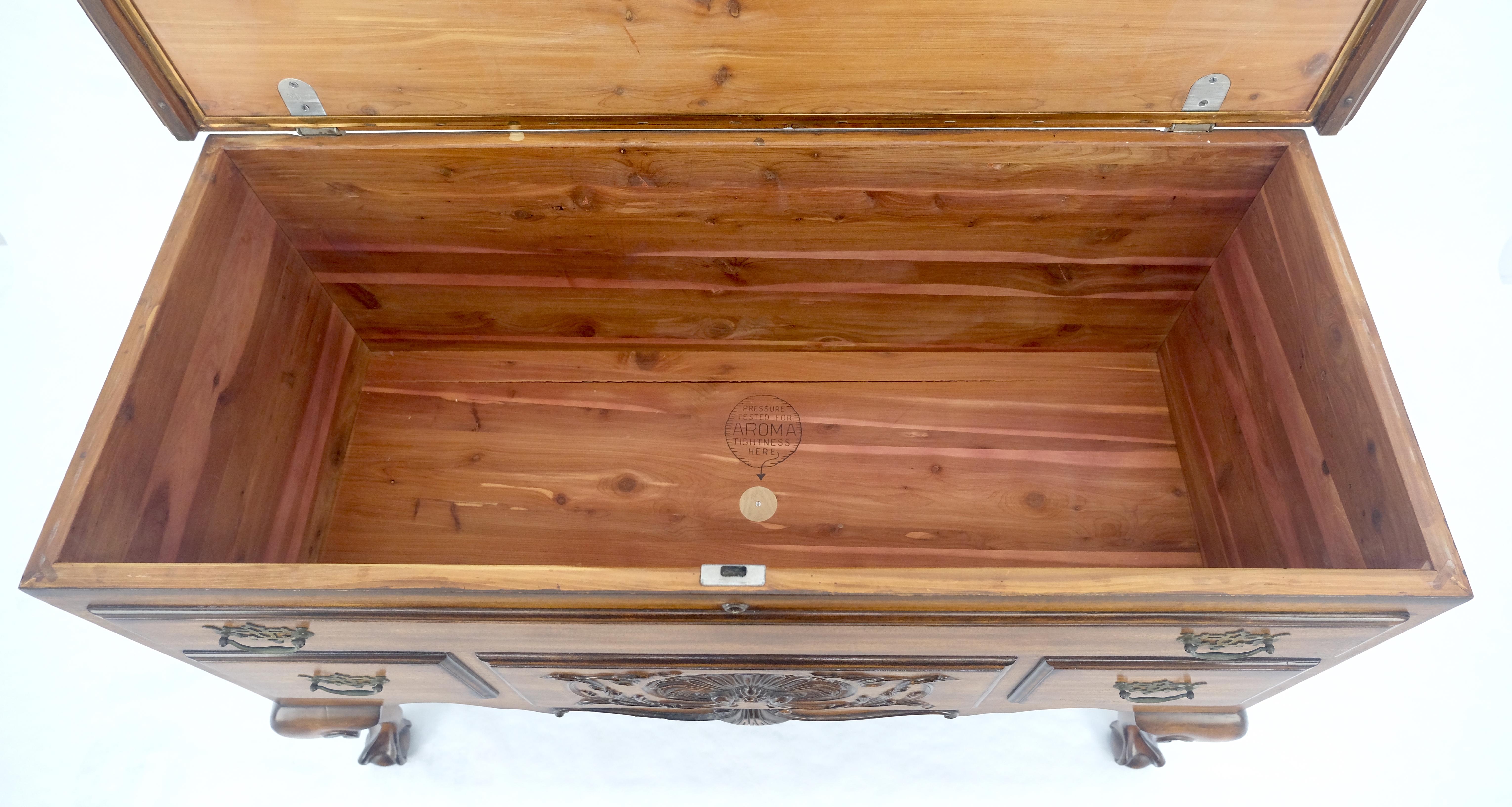 Cassapanca Hope in cedro molto fine con piedi Ball and Claw Chippendale MINT in vendita 4