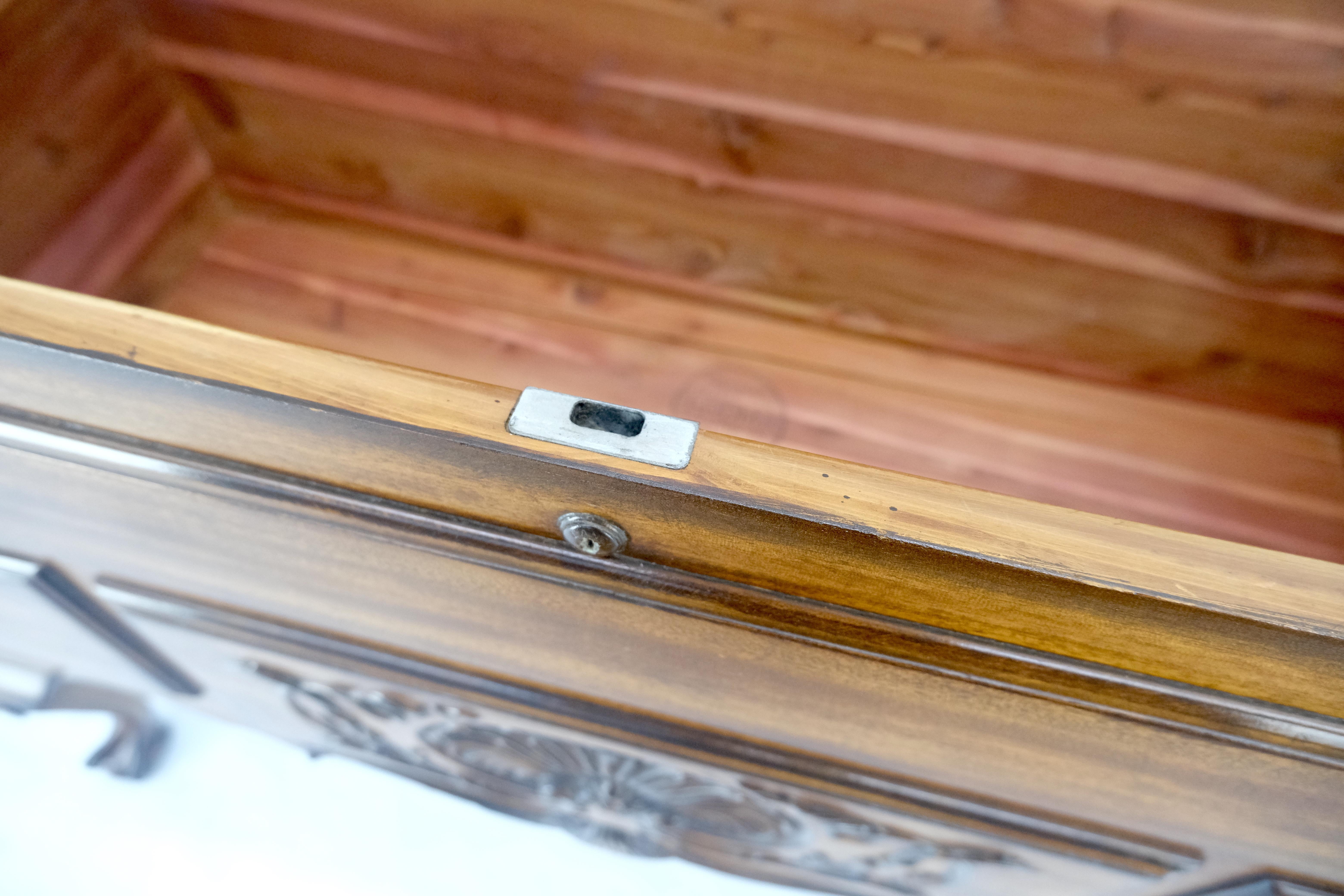 Cassapanca Hope in cedro molto fine con piedi Ball and Claw Chippendale MINT in vendita 10