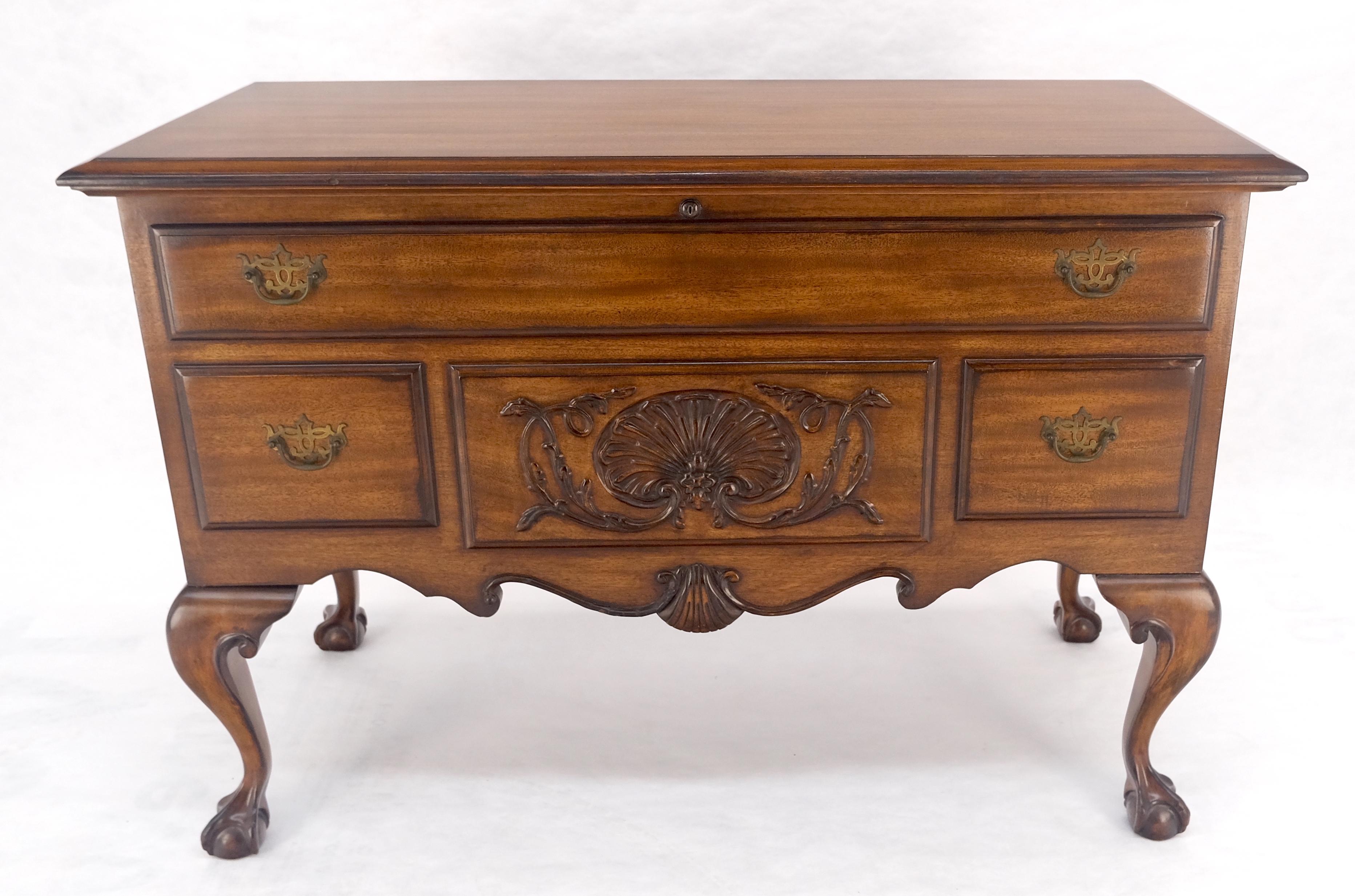 Intagliato Cassapanca Hope in cedro molto fine con piedi Ball and Claw Chippendale MINT in vendita