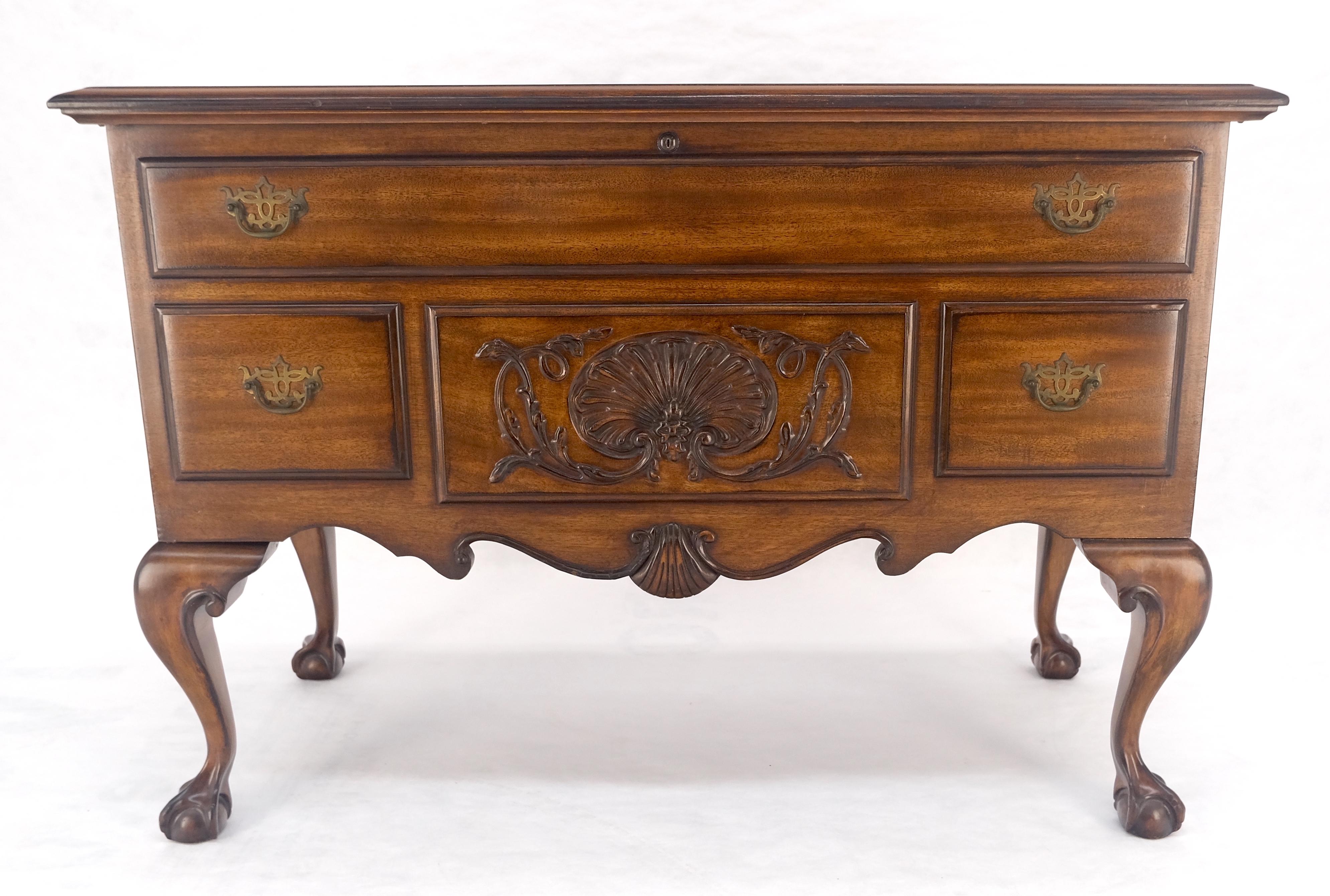 Cassapanca Hope in cedro molto fine con piedi Ball and Claw Chippendale MINT In condizioni buone in vendita a Rockaway, NJ