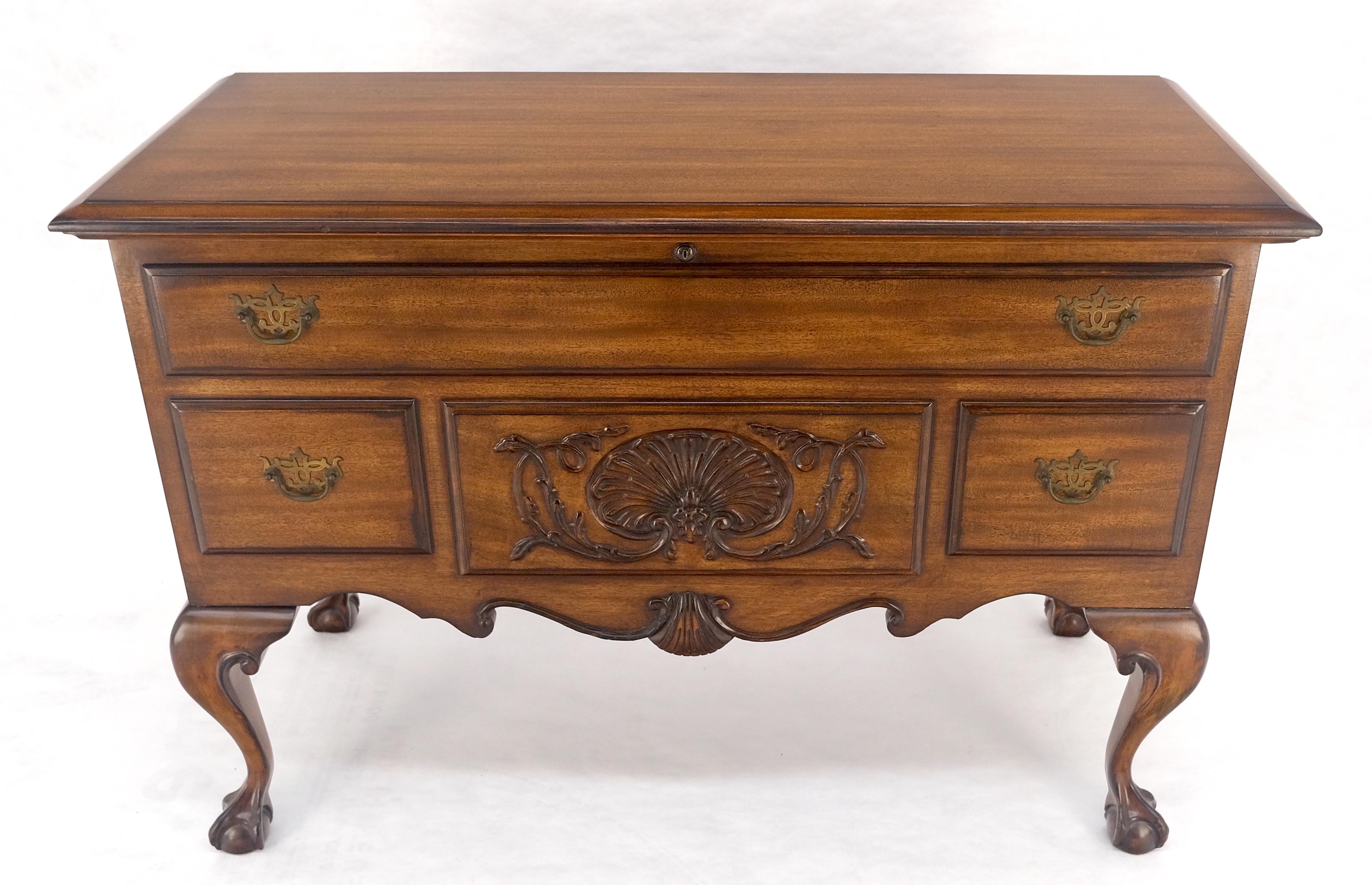 XX secolo Cassapanca Hope in cedro molto fine con piedi Ball and Claw Chippendale MINT in vendita