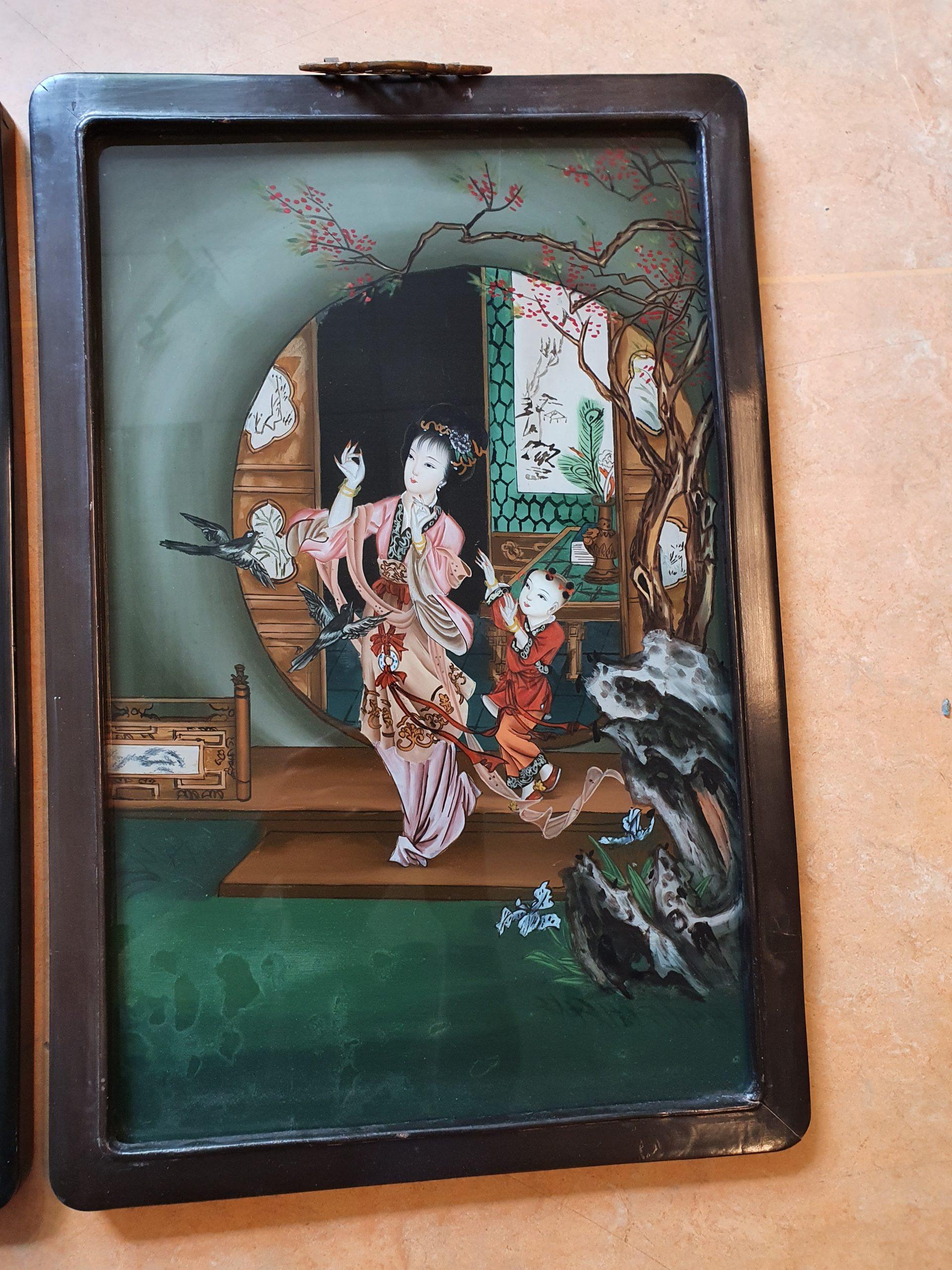 Chinois Très belle peinture chinoise derrière verre, dame avec enfant dans la maison, 20e siècle en vente