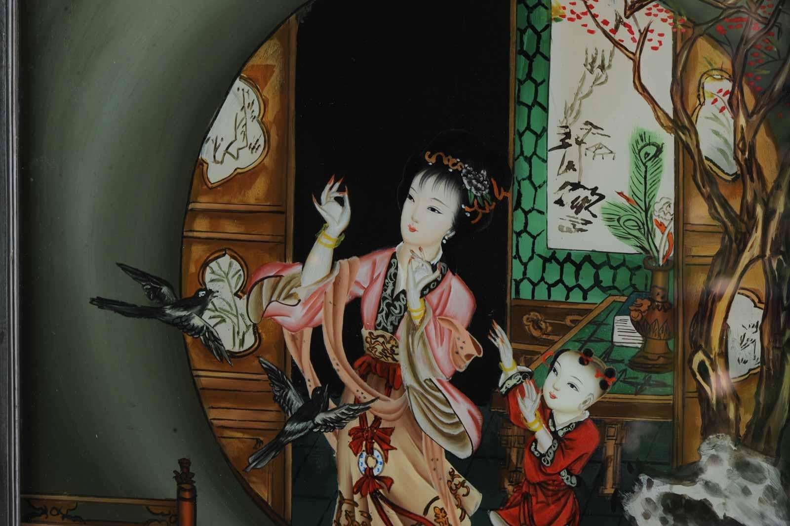 Très belle peinture chinoise derrière verre, dame avec enfant dans la maison, 20e siècle Bon état - En vente à Amsterdam, Noord Holland