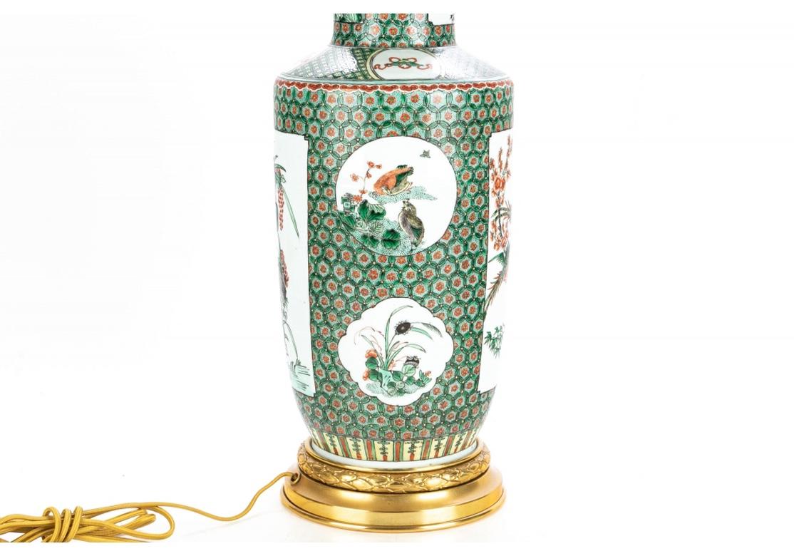 20ième siècle Très beau vase en porcelaine chinoise monté comme lampe de bureau en vente
