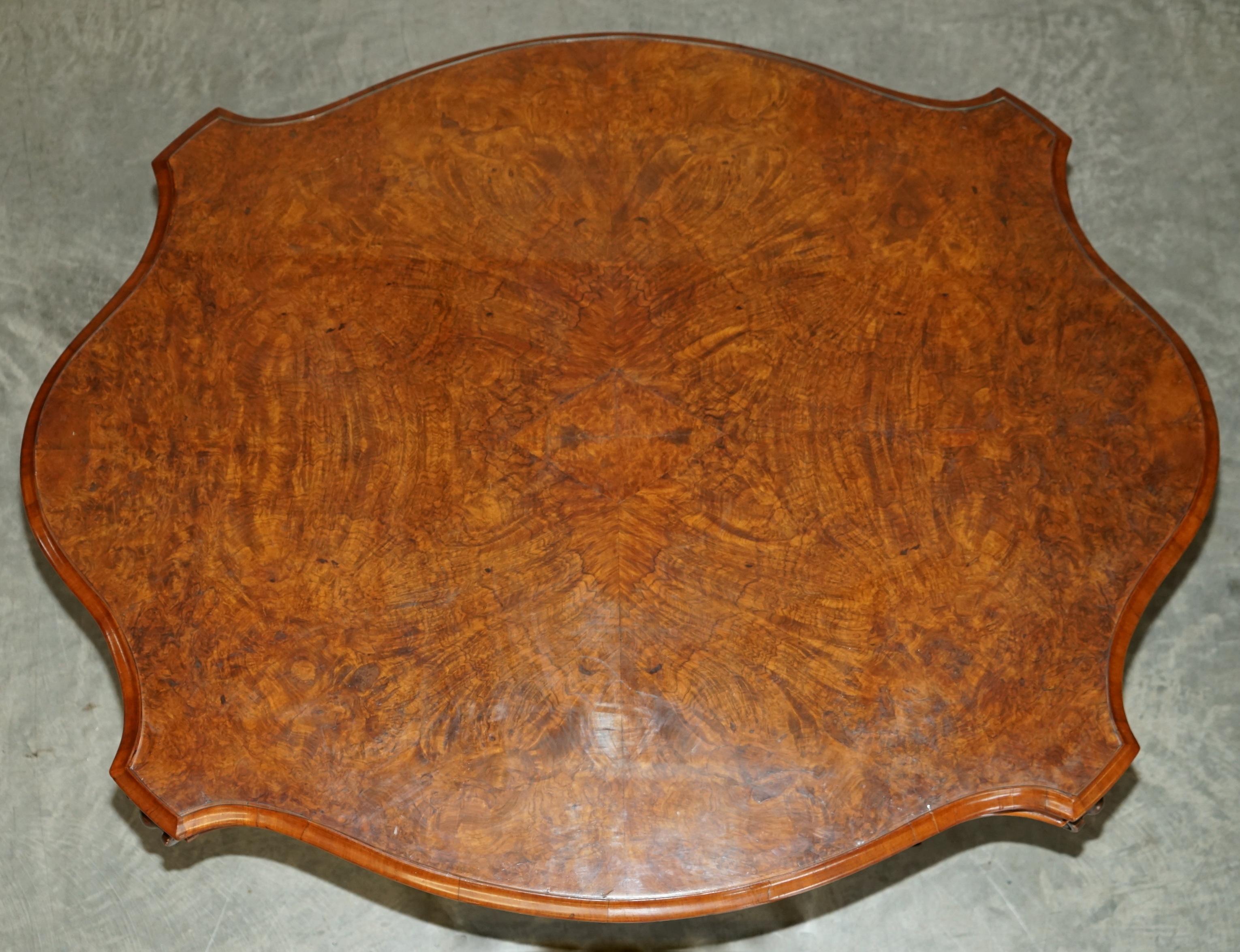 Très belle table victorienne ancienne en ronce de noyer sculptée au centre, datant de 1860 environ en vente 4