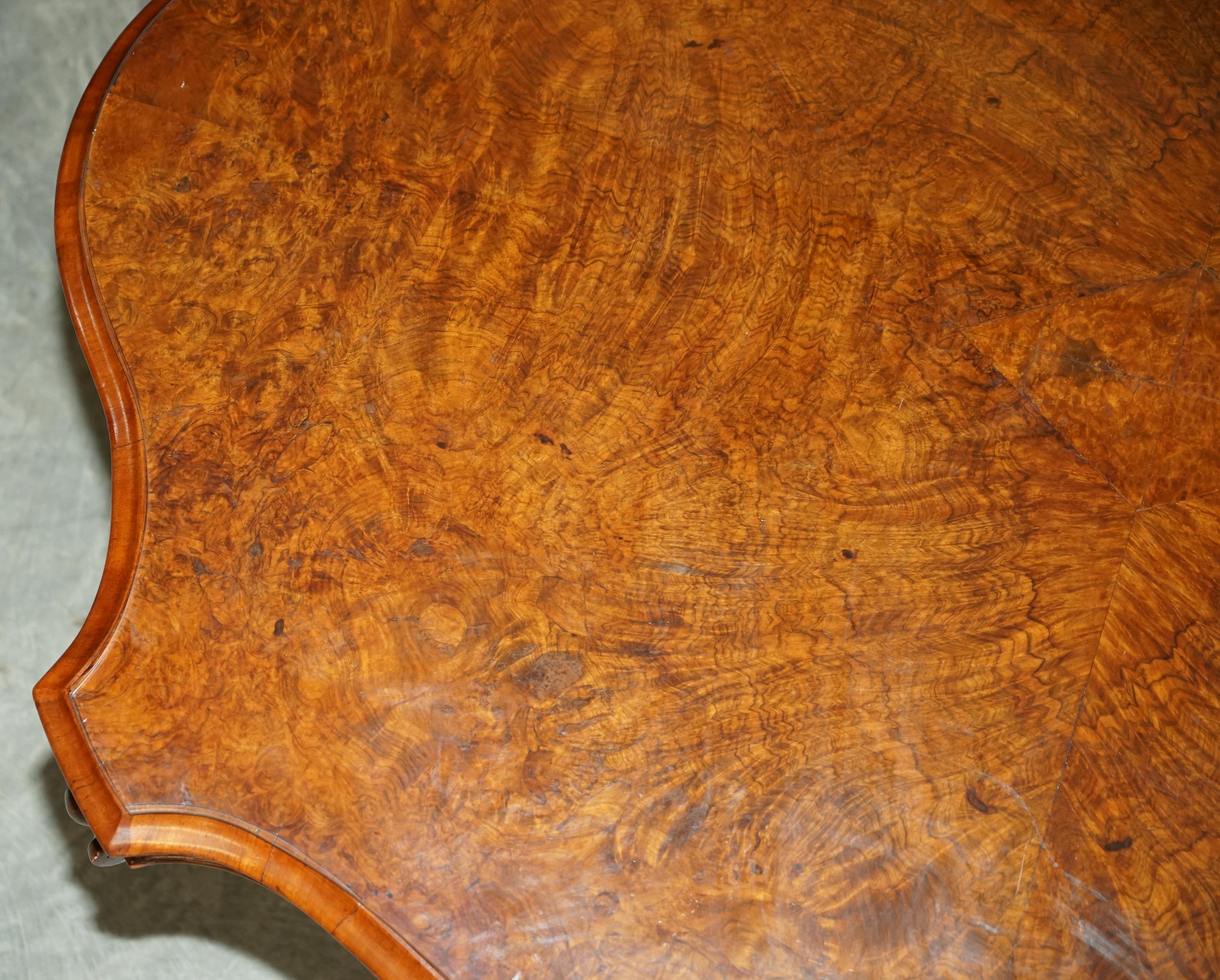 Très belle table victorienne ancienne en ronce de noyer sculptée au centre, datant de 1860 environ en vente 5