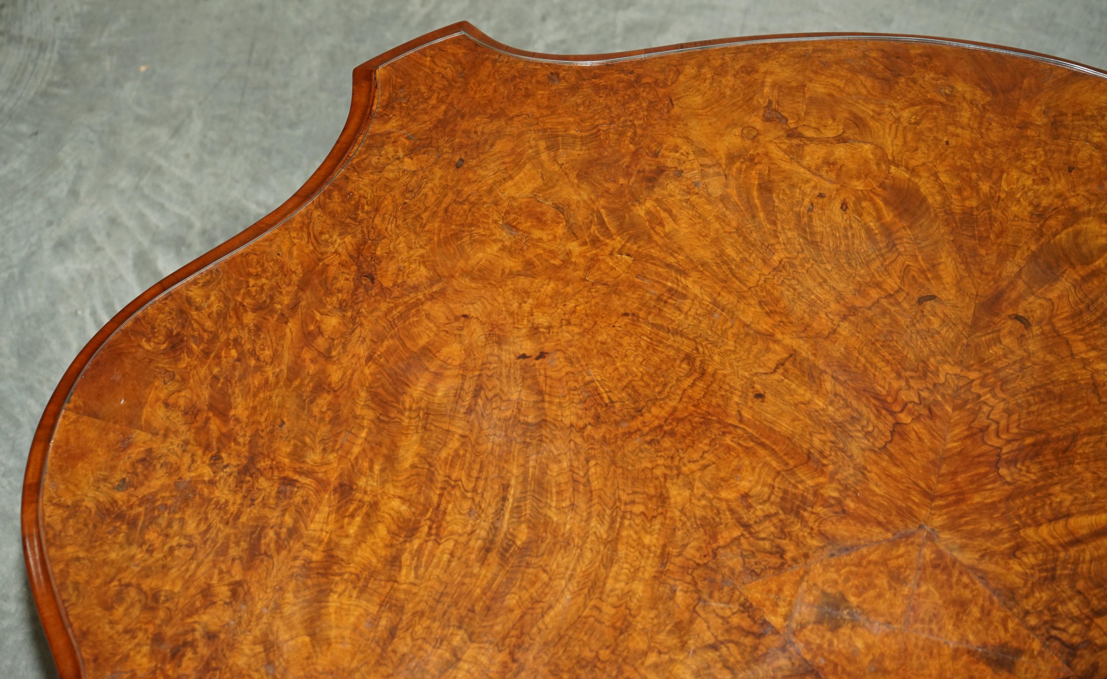 Très belle table victorienne ancienne en ronce de noyer sculptée au centre, datant de 1860 environ en vente 6