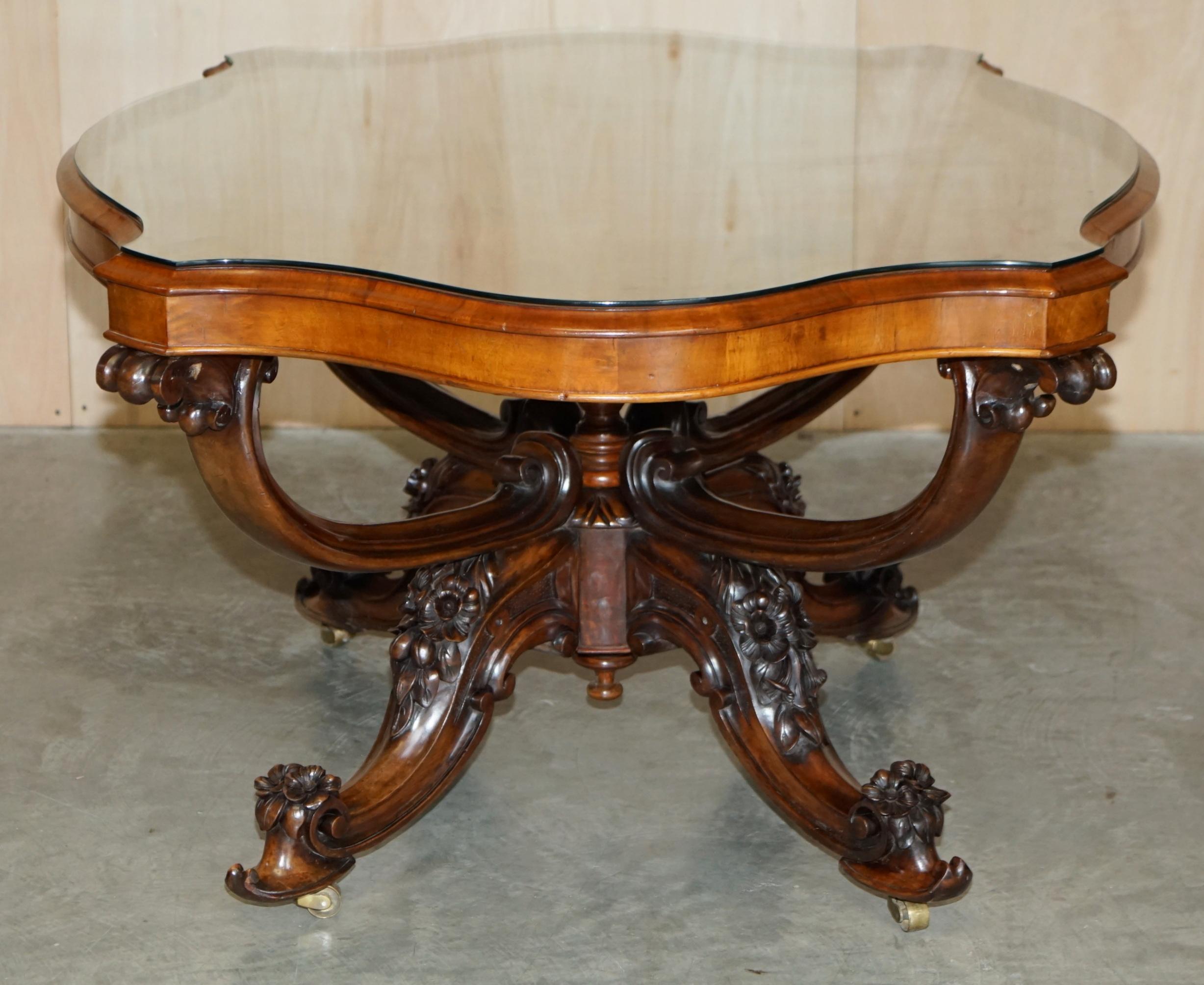 Très belle table victorienne ancienne en ronce de noyer sculptée au centre, datant de 1860 environ en vente 10