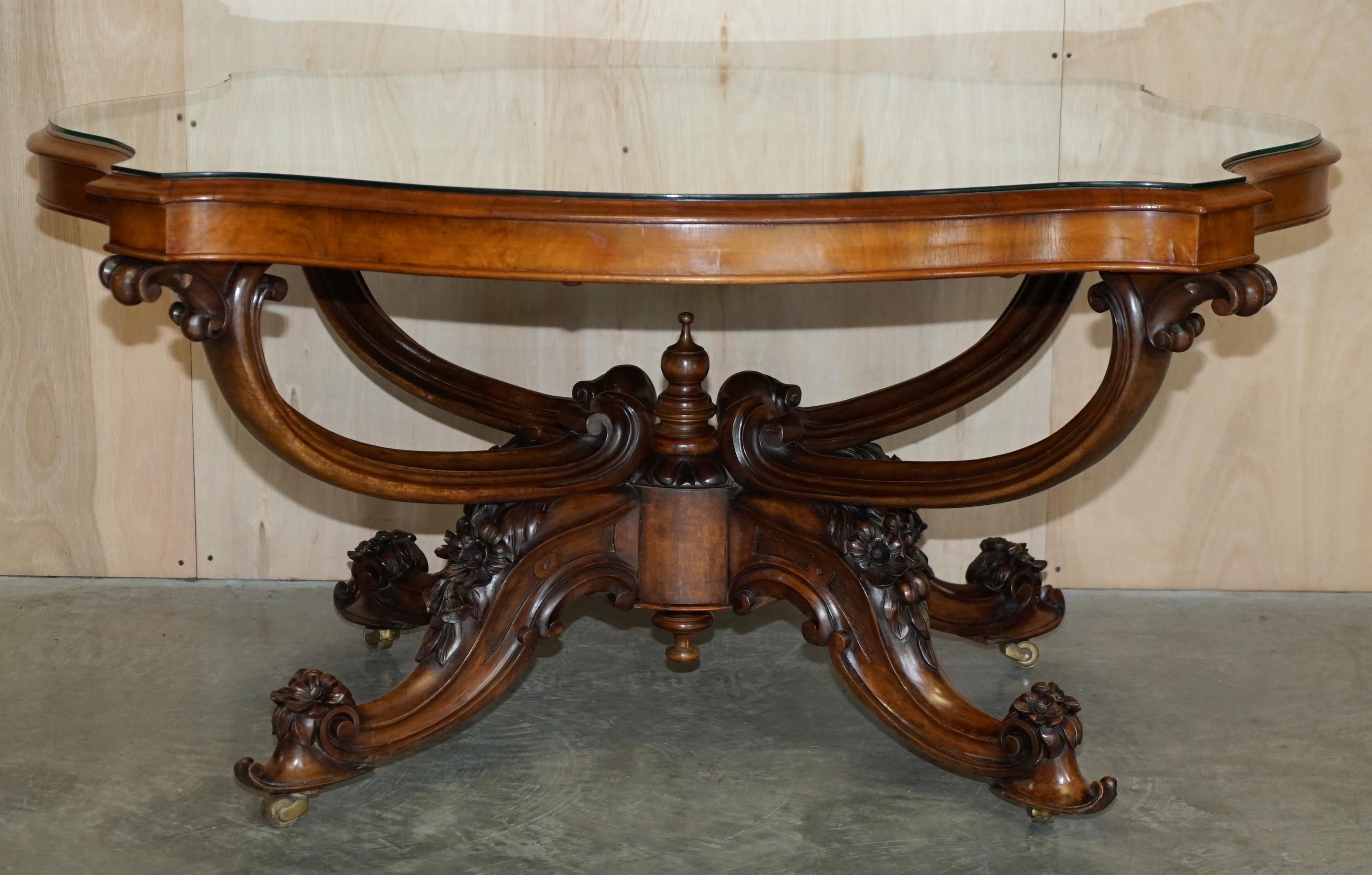 Très belle table victorienne ancienne en ronce de noyer sculptée au centre, datant de 1860 environ en vente 12