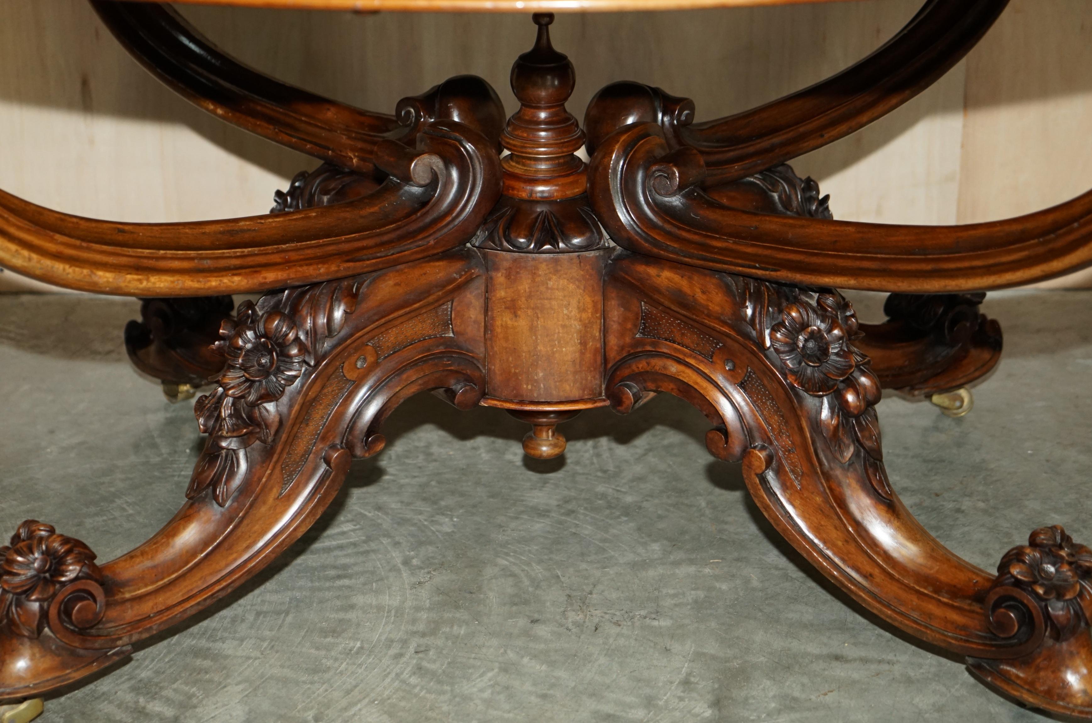 Très belle table victorienne ancienne en ronce de noyer sculptée au centre, datant de 1860 environ en vente 13