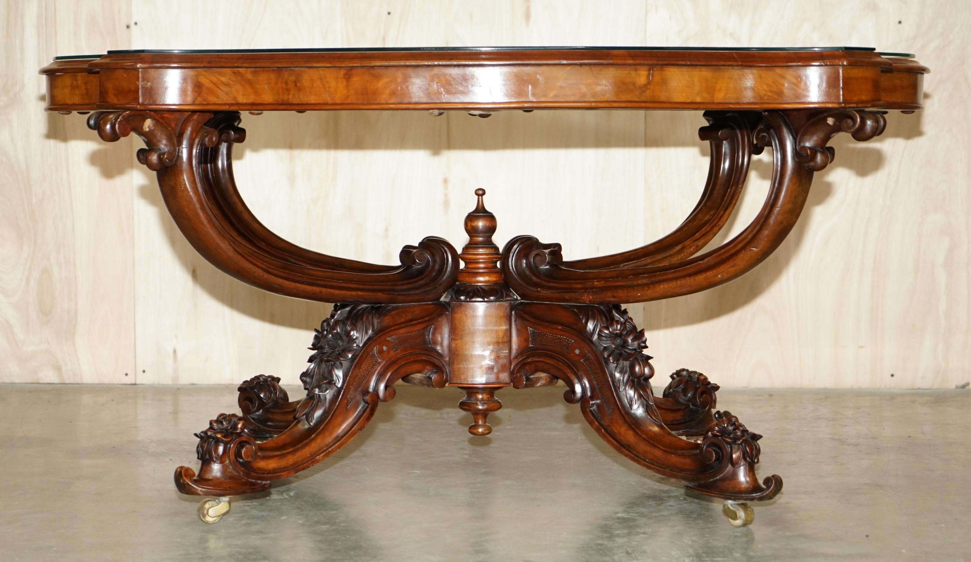 Apogée victorien Très belle table victorienne ancienne en ronce de noyer sculptée au centre, datant de 1860 environ en vente