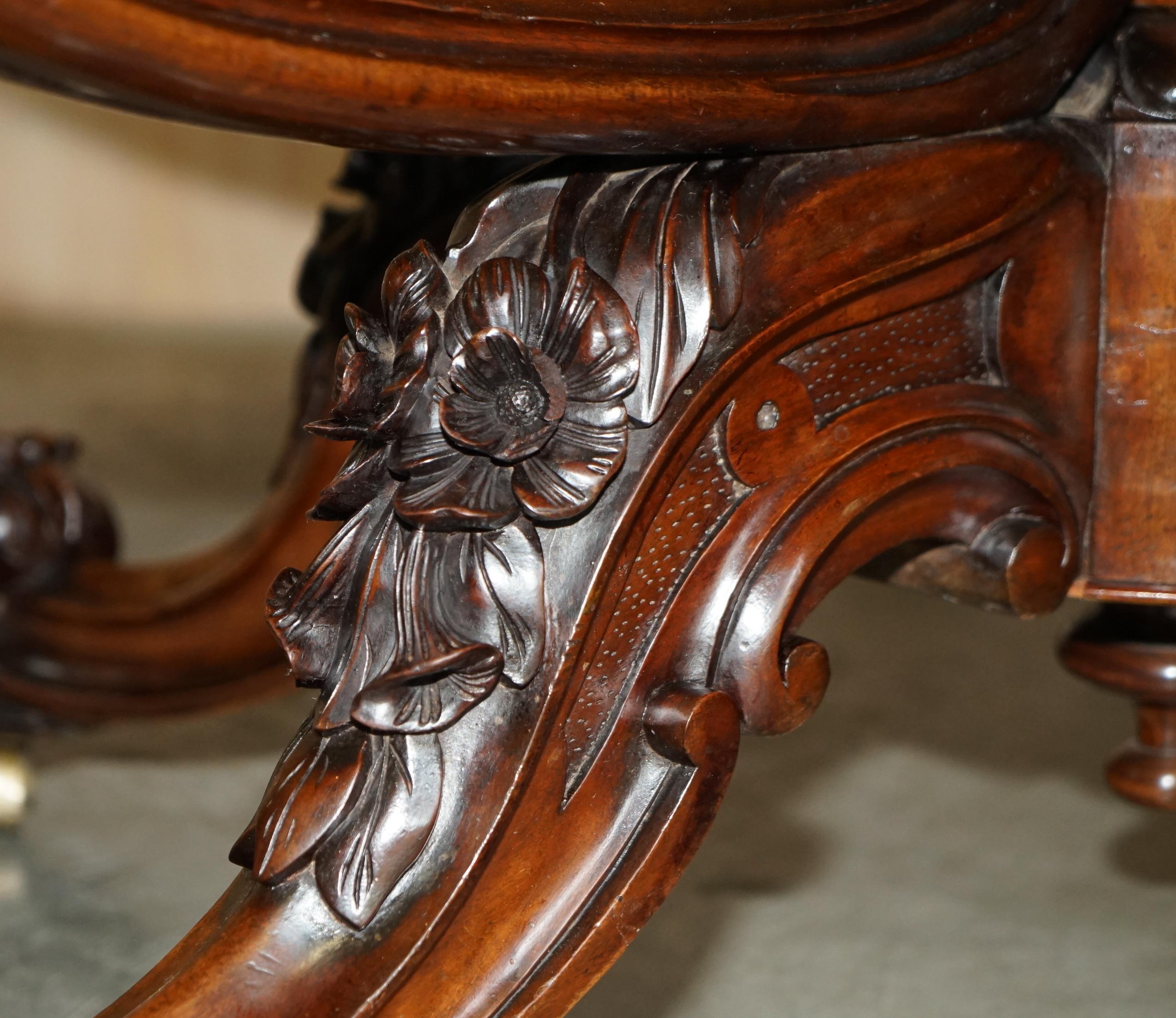 Milieu du XIXe siècle Très belle table victorienne ancienne en ronce de noyer sculptée au centre, datant de 1860 environ en vente