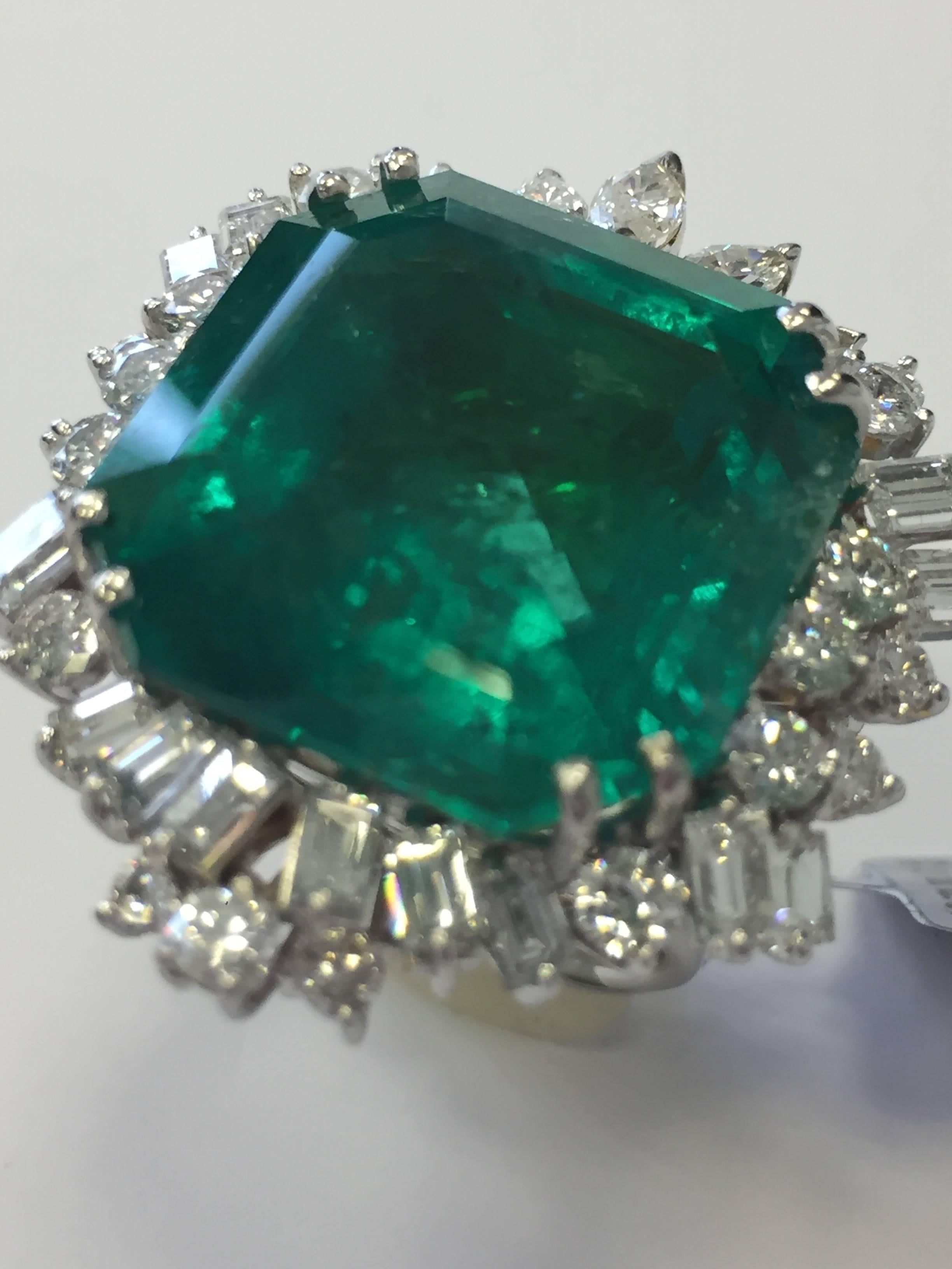 Colombian Emerald Octagon and Diamond Ring In New Condition In Los Angeles, CA