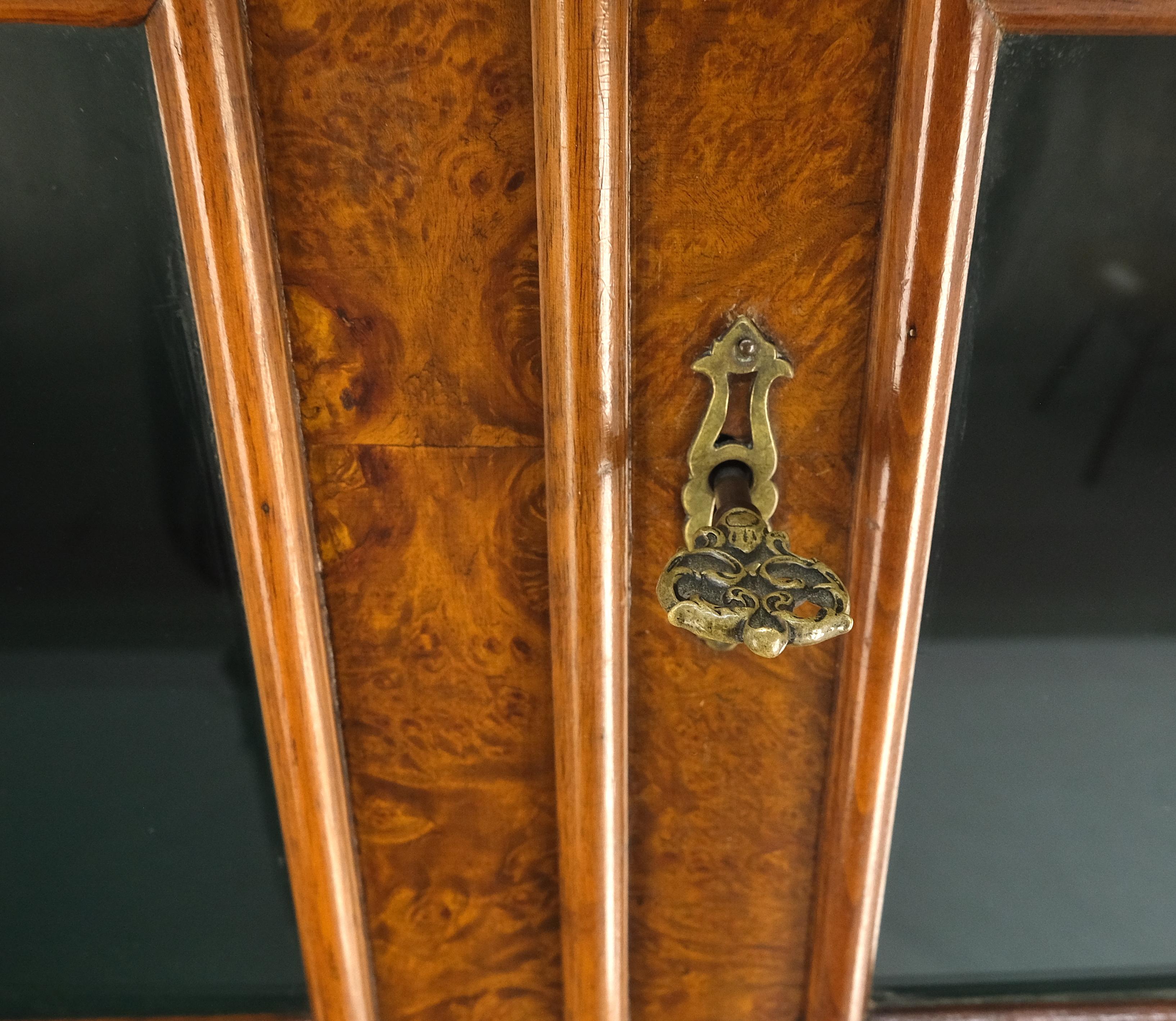 ¡Muy Fino Compacto Burl Wood Queen Ann Secretario Escritorio Librería Cómoda Cajones MINT!