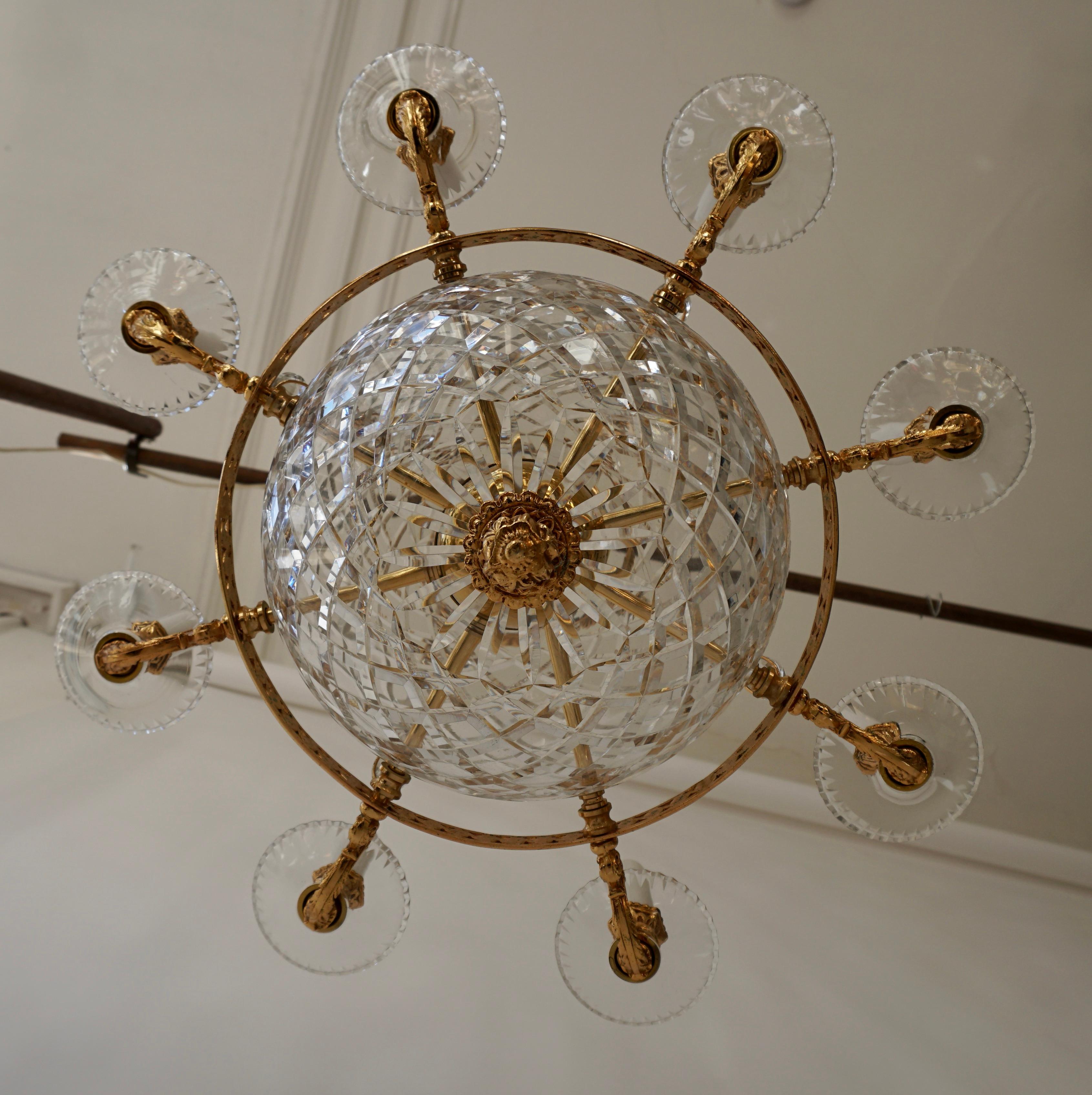 Lampadario a globo in cristallo e ottone in vendita 4