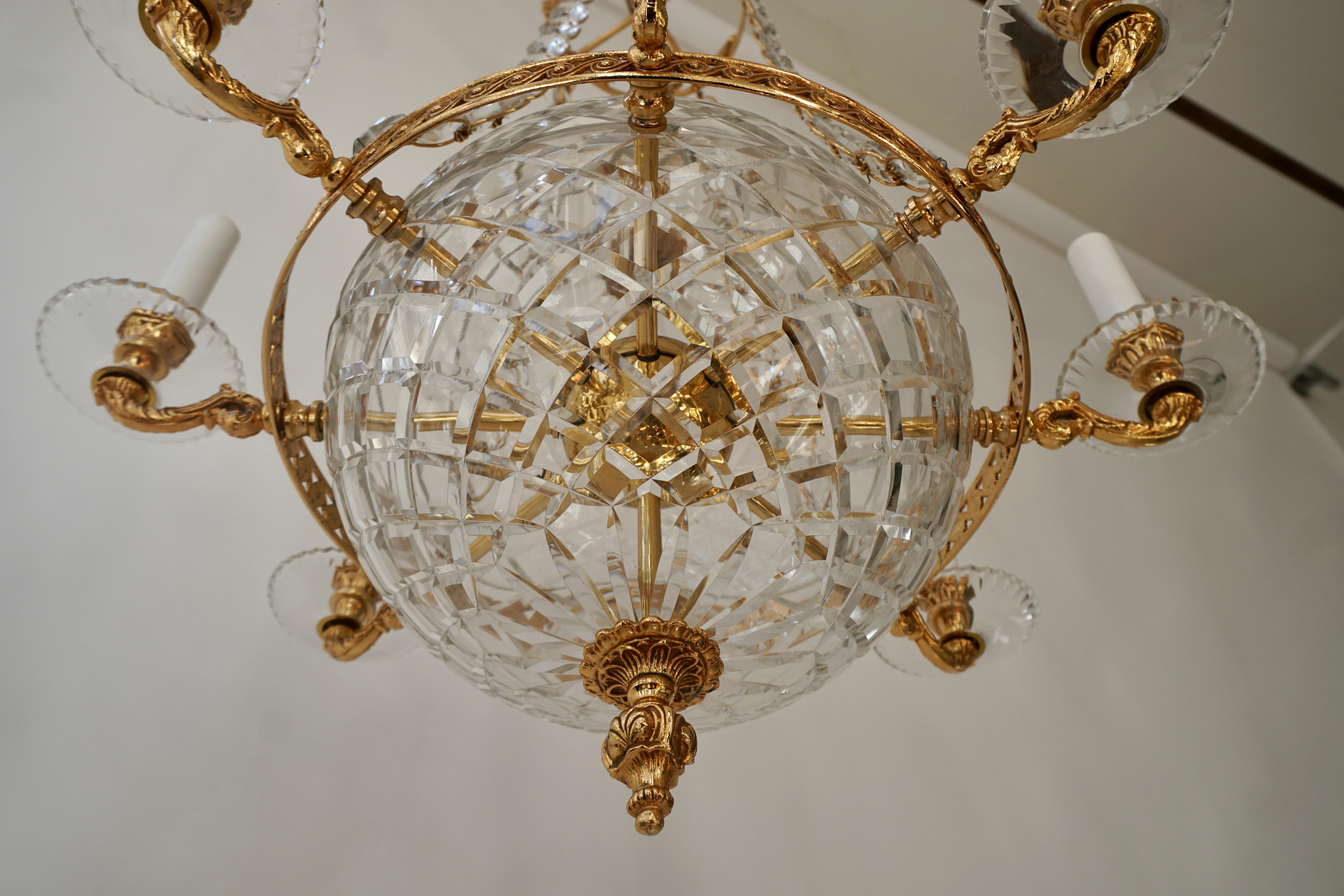 Lampadario a globo in cristallo e ottone in vendita 5