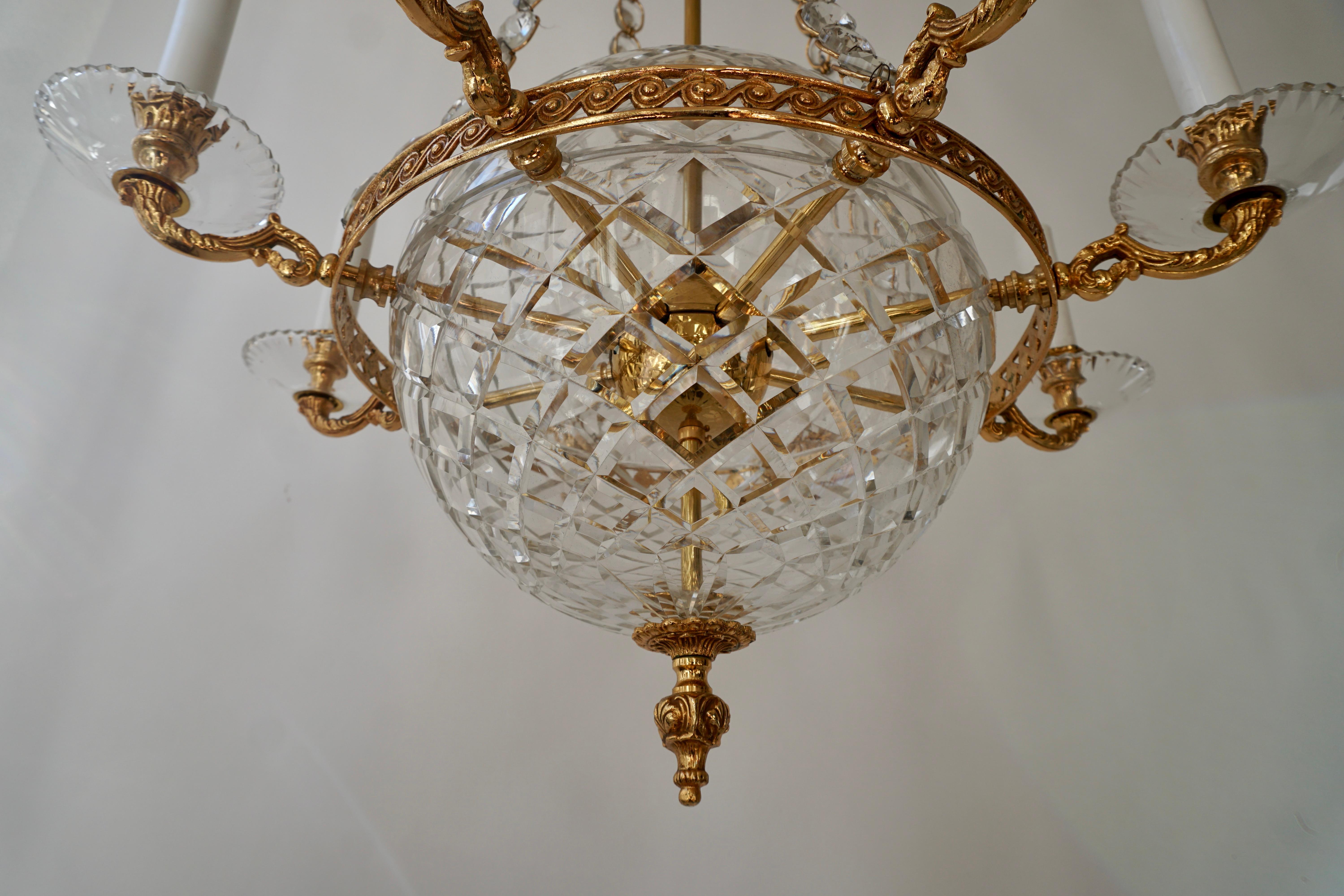 Lampadario a globo in cristallo e ottone in vendita 6