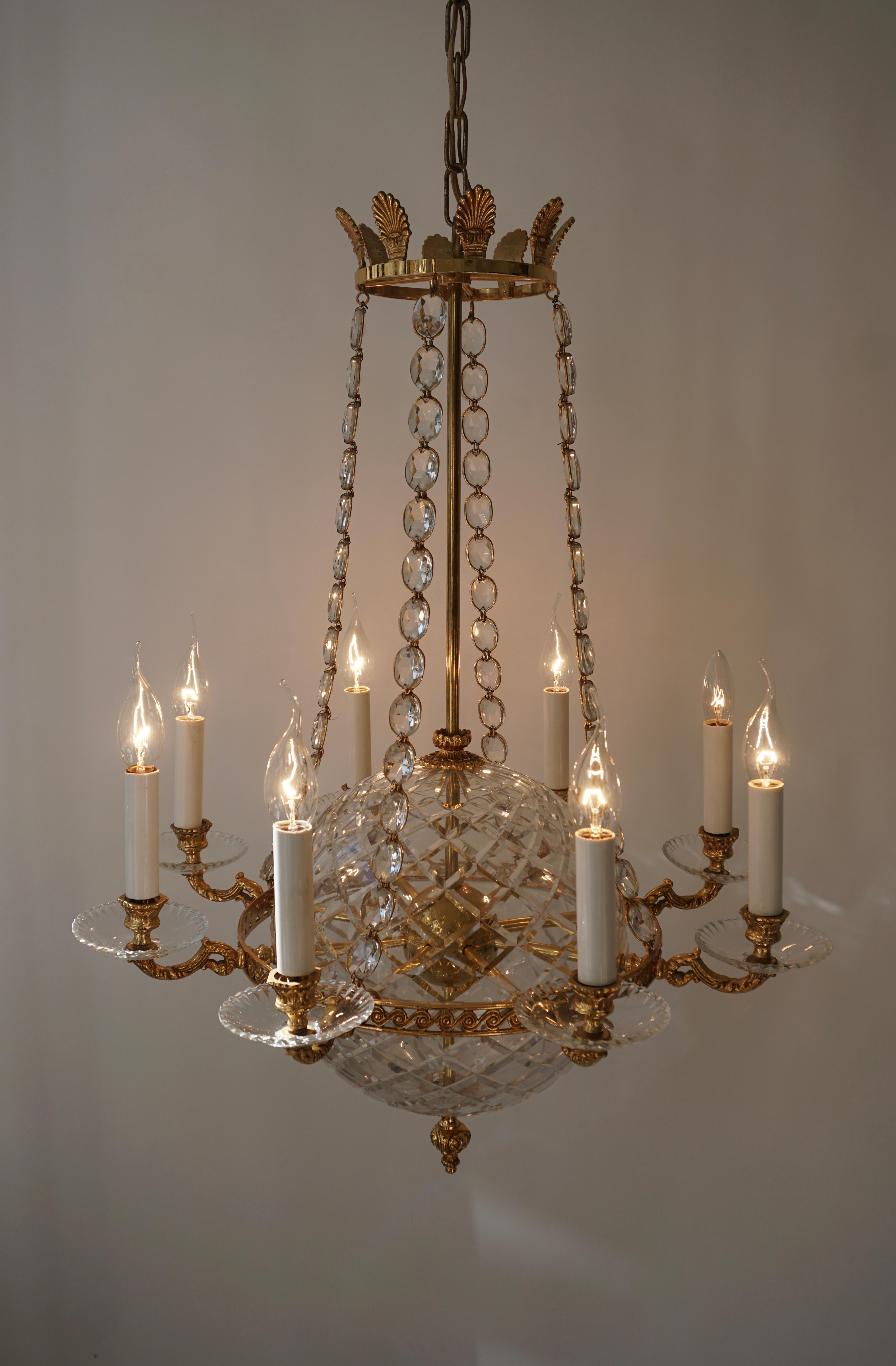 Hollywood Regency Lampadario a globo in cristallo e ottone in vendita