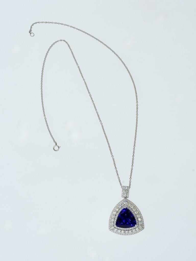 Très fin Bleu vif profond 12,76 ct. Tanzanite et diamant Platine  Collier en vente 8