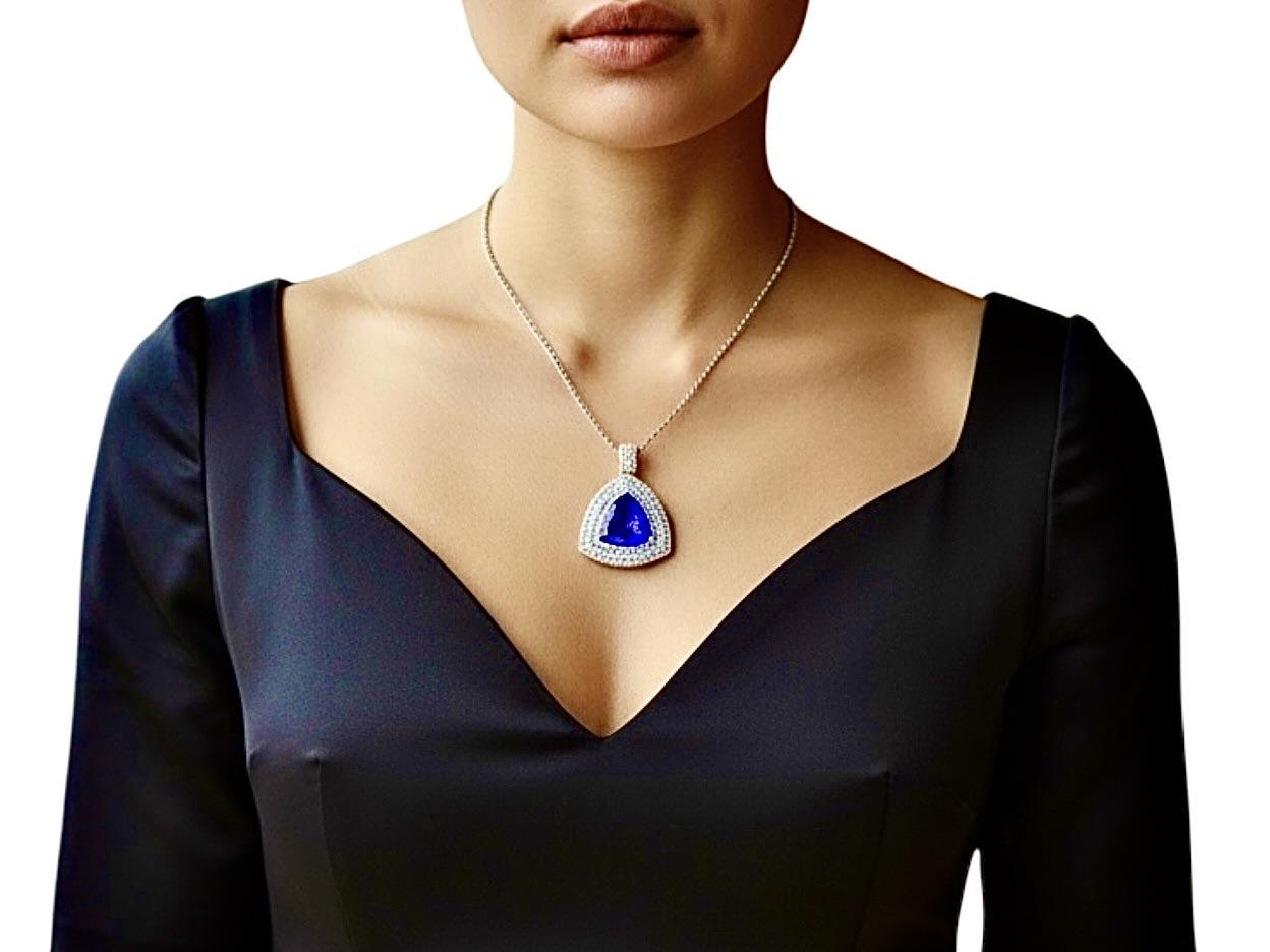 Très fin Bleu vif profond 12,76 ct. Tanzanite et diamant Platine  Collier Unisexe en vente