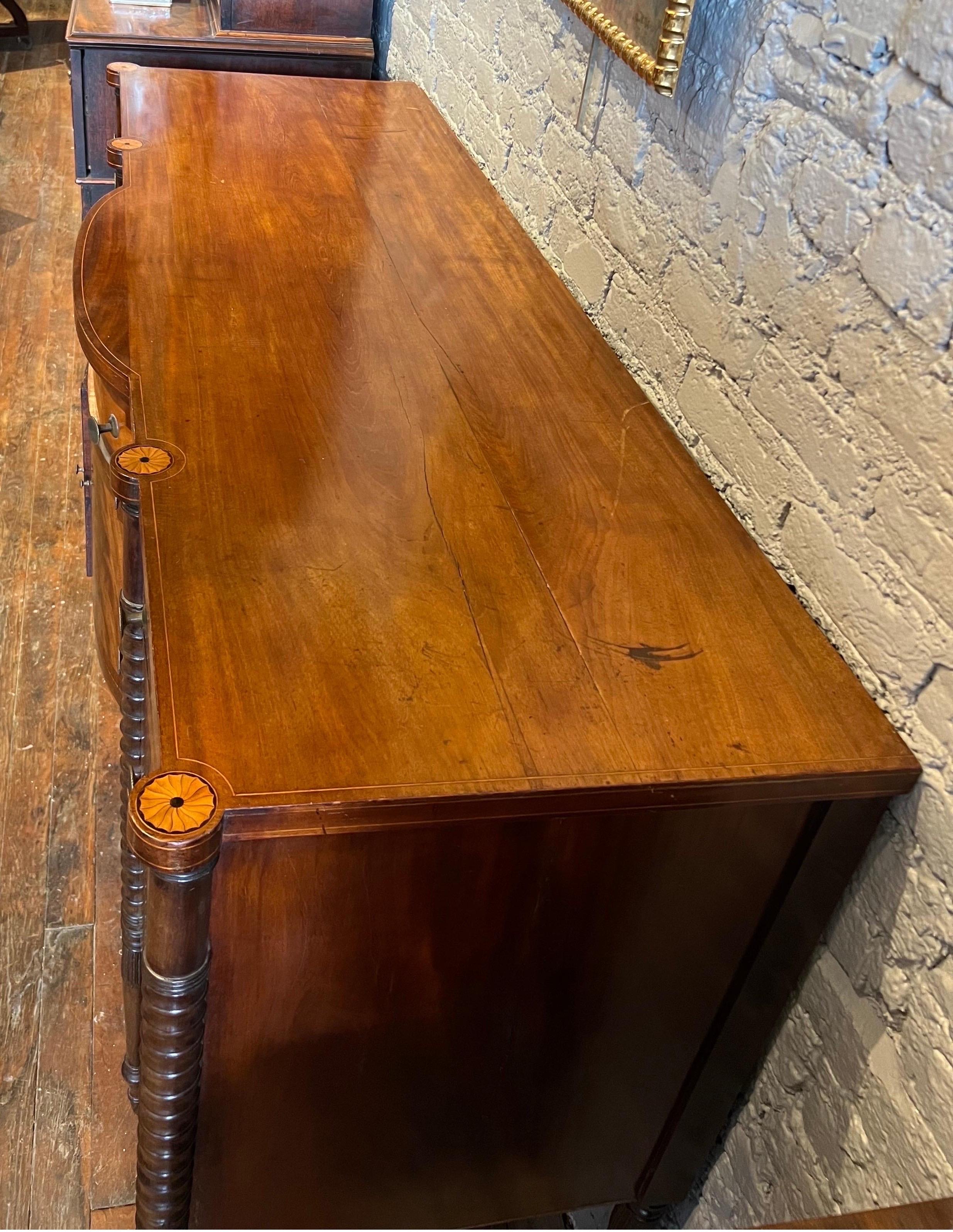 Very fine early 19th center Portsmouth, NH federal inlaid sideboard  In Good Condition For Sale In Charleston, SC