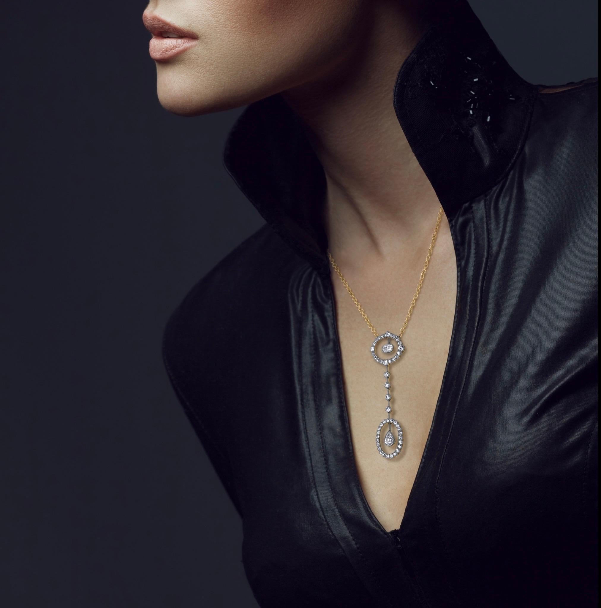 Teile dieses Diamantenanhängers mit 4,60 Karat sind Original Edwardian Circa 1890-1900's. Wir haben die beiden großen, schwebenden Diamanten für ein wenig zusätzlichen Glanz hinzugefügt. Die Kette aus 18-karätigem Gelbgold ist das i-Tüpfelchen für