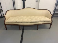 Canapé en acajou de style Hepplewhite en forme de serpentin avec sculpture de paon et de feuillage