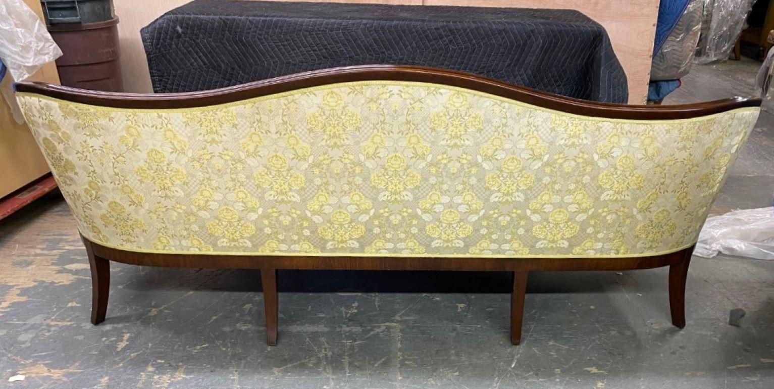 Feines und elegantes geschnitztes Mahagoni-Sofa im Hepplewhite-Stil in Serpentinenform  (Geschnitzt) im Angebot
