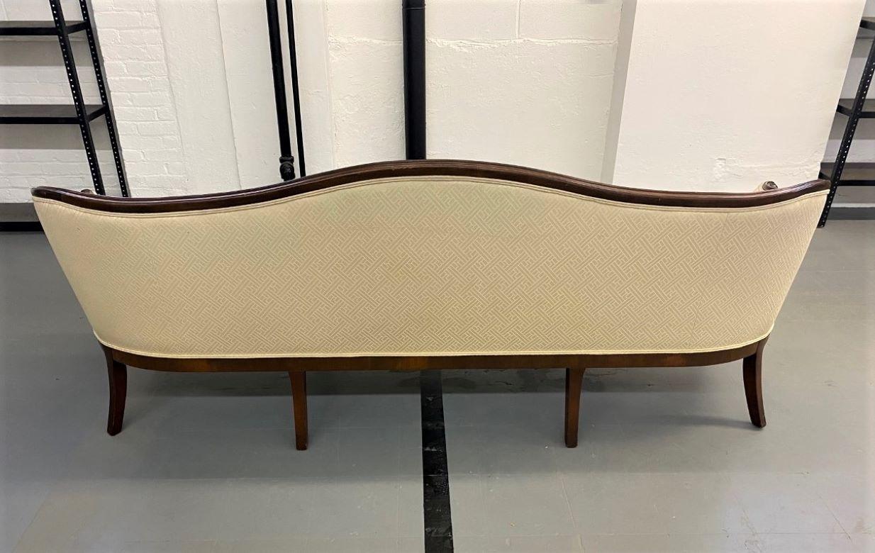Americano Divano in stile Hepplewhite a forma di serpentina in mogano con intagli di piselli e fogliame in vendita