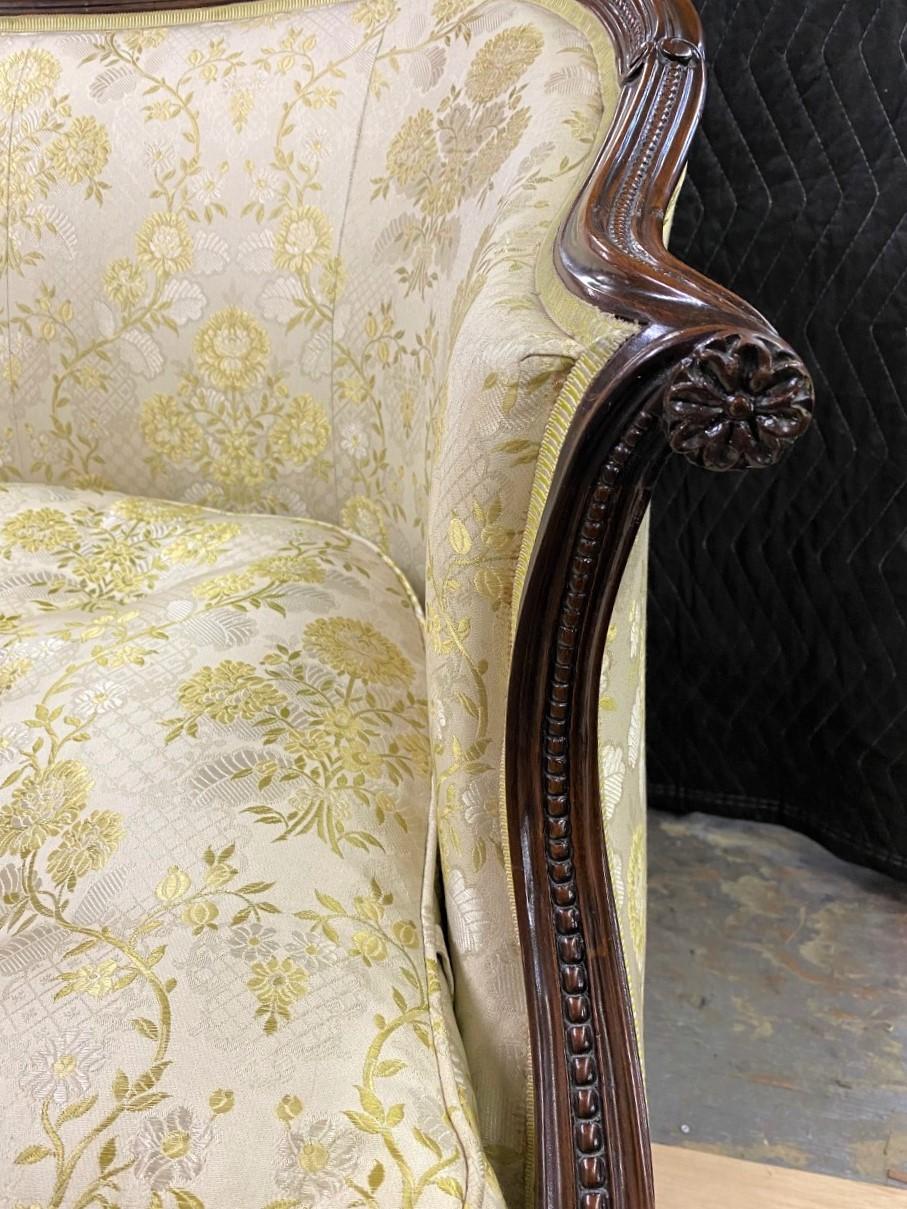 Très beau et élégant canapé en acajou de forme serpentine sculpté de style Hepplewhite Bon état - En vente à North Salem, NY