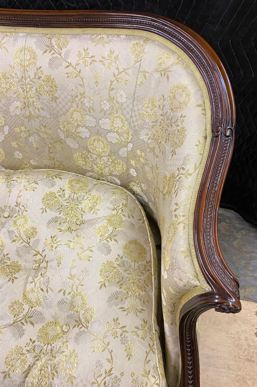 Feines und elegantes geschnitztes Mahagoni-Sofa im Hepplewhite-Stil in Serpentinenform  (18. Jahrhundert) im Angebot