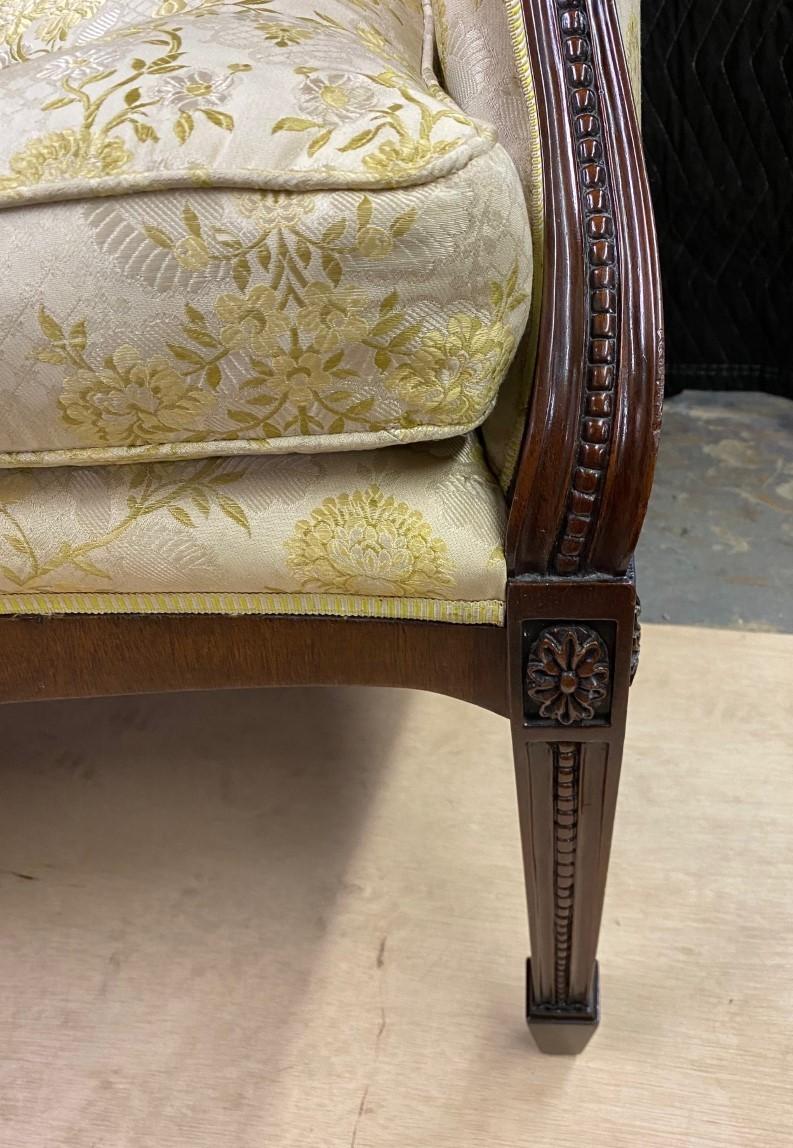 Feines und elegantes geschnitztes Mahagoni-Sofa im Hepplewhite-Stil in Serpentinenform  im Angebot 1