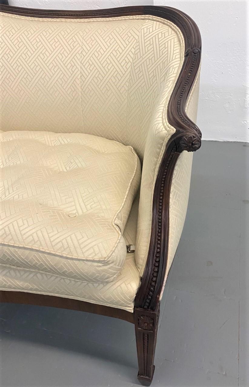 Fino al XVIII secolo Divano in stile Hepplewhite a forma di serpentina in mogano con intagli di piselli e fogliame in vendita