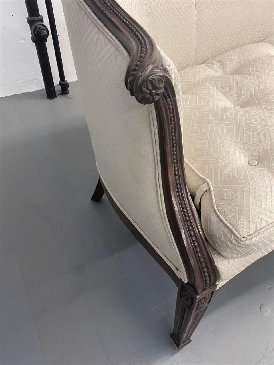 Divano in stile Hepplewhite a forma di serpentina in mogano con intagli di piselli e fogliame in vendita 2