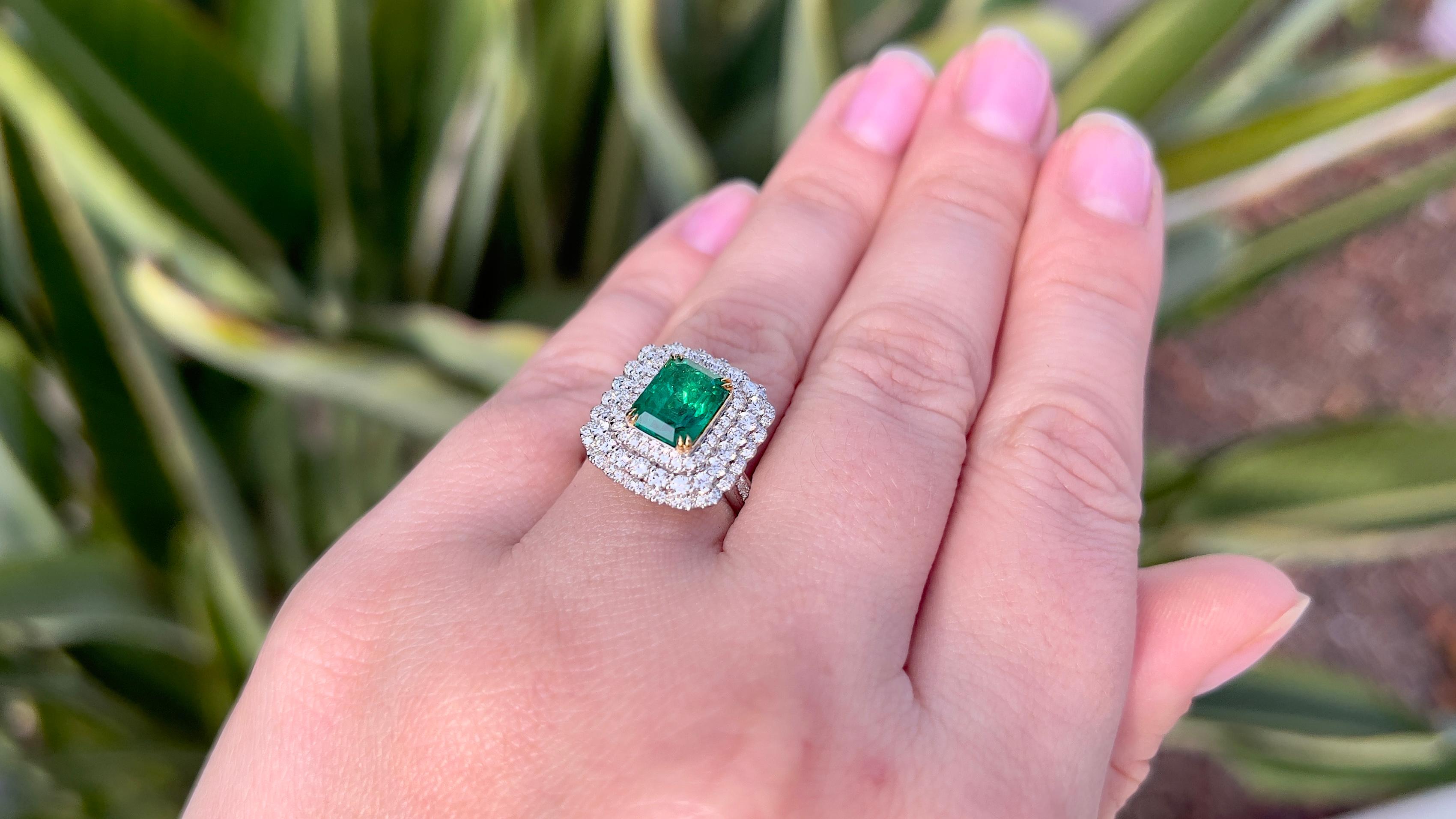 Very Fine Emerald 1.93 Carat Ring with Diamonds 18K Gold In Excellent Condition In Carlsbad, CA