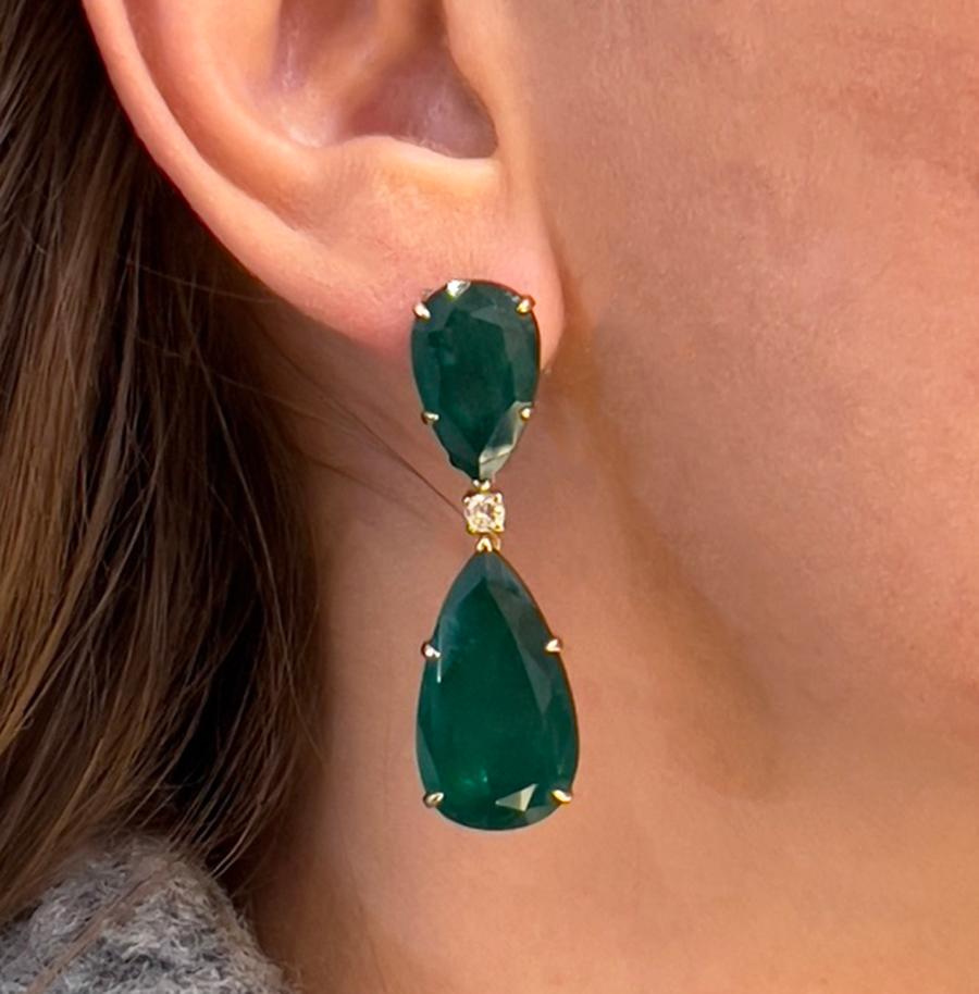 Very Fine Emerald = 48.16 Carats
(Cut: Pear, Color: Green, Origin: Natural)
Diamond = 0.35 Carats
(Cut: Round, Color: F, Clarity: VWS)
Metal = 18K Yellow Gold
Dimensions: 45 x 12 mm